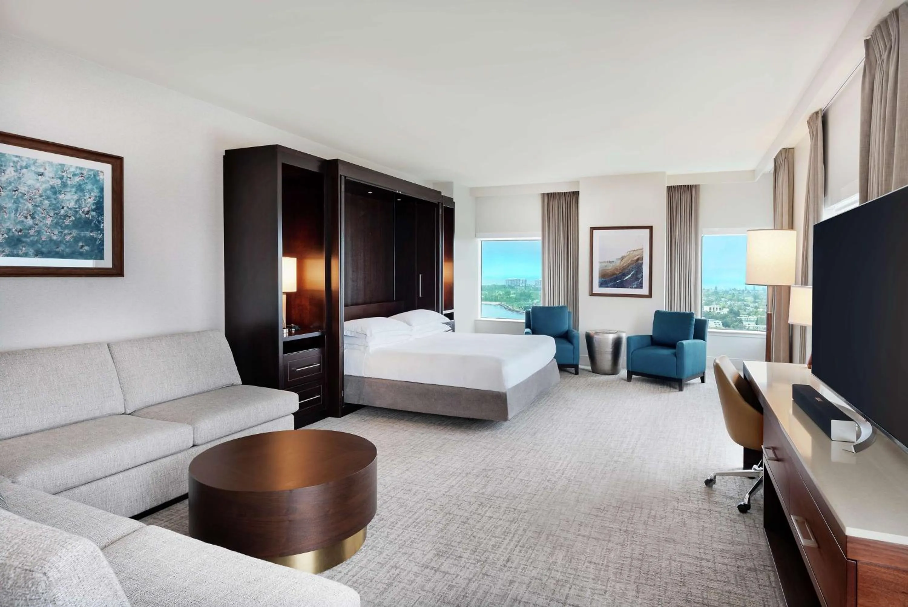 Living room, Bed in Hilton San Diego Bayfront