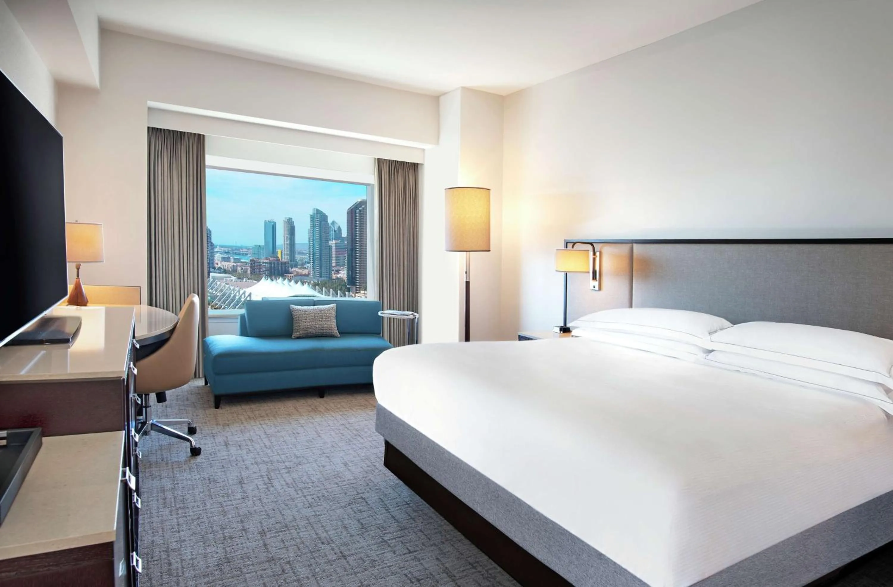 Living room, Bed in Hilton San Diego Bayfront