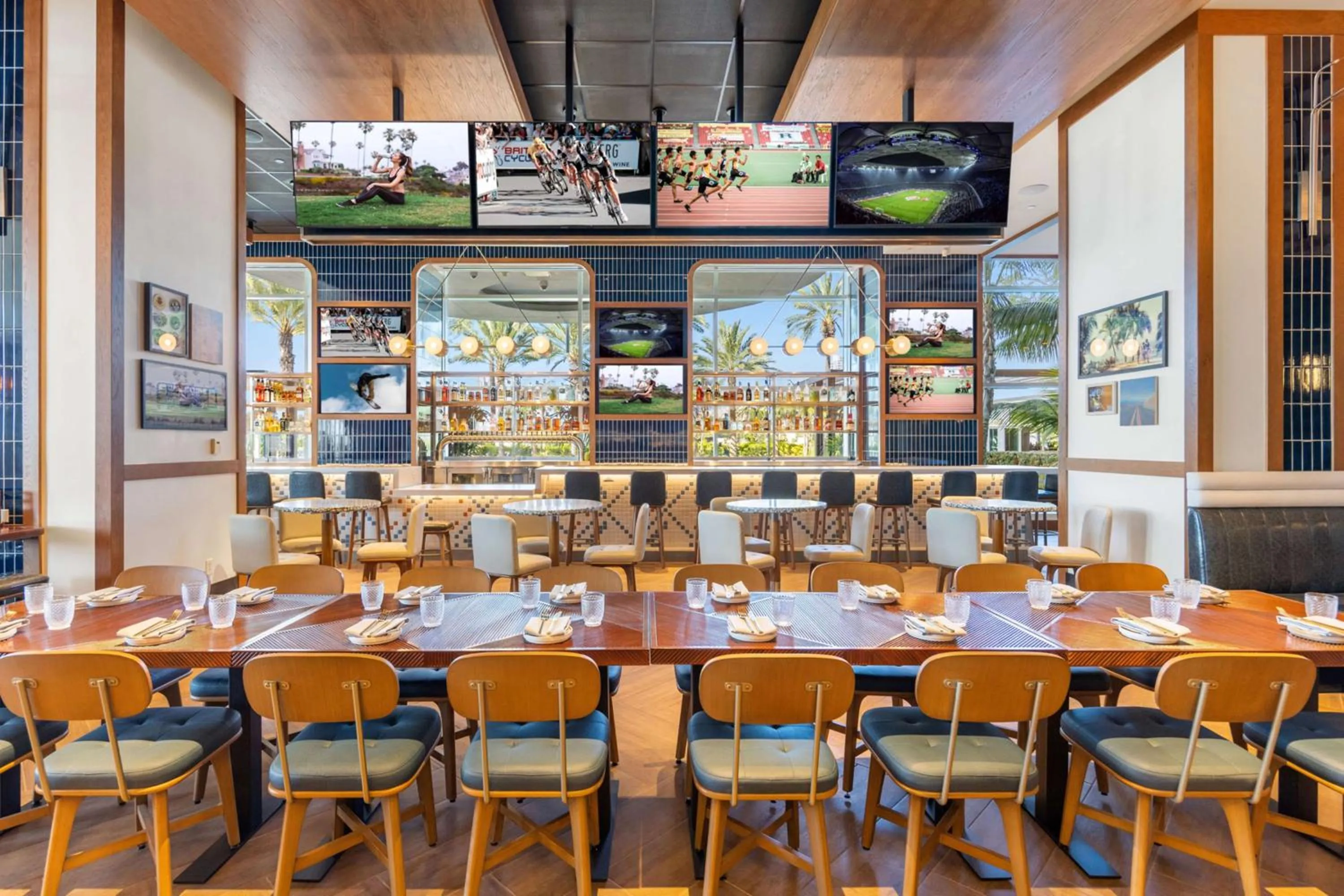 Lounge or bar in Hilton San Diego Bayfront