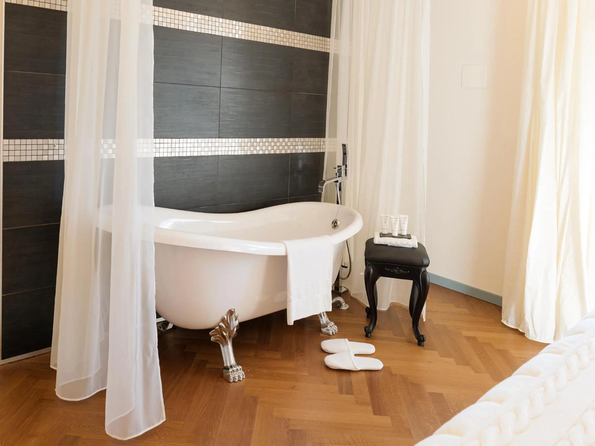 Decorative detail in Relais Sassa al Sole