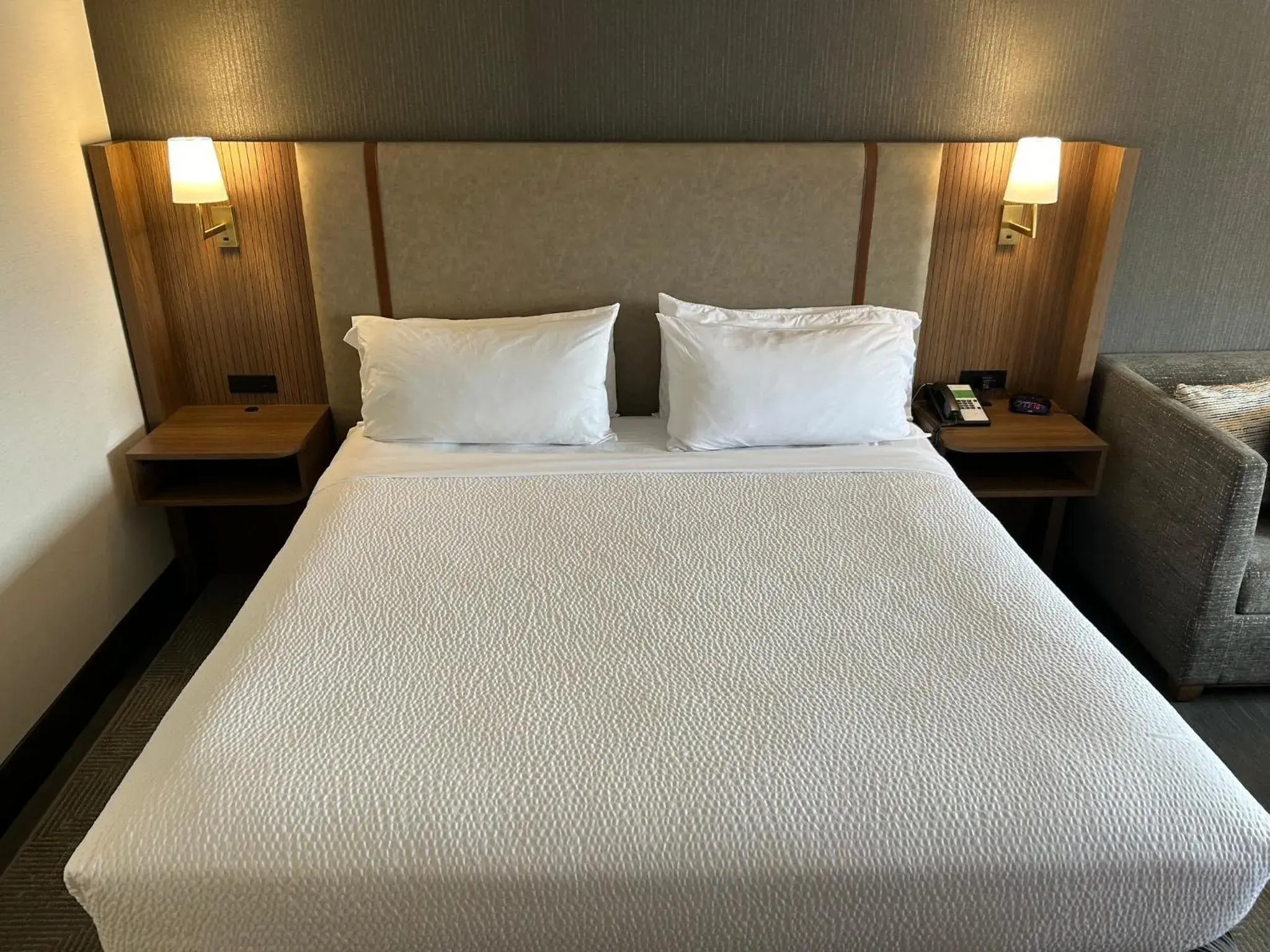 Photo of the whole room, Bed in Holiday Inn Niagara Falls State Park Entry by IHG Photo of the whole room, Bed in Holiday Inn Niagara Falls State Park Entry by IHG