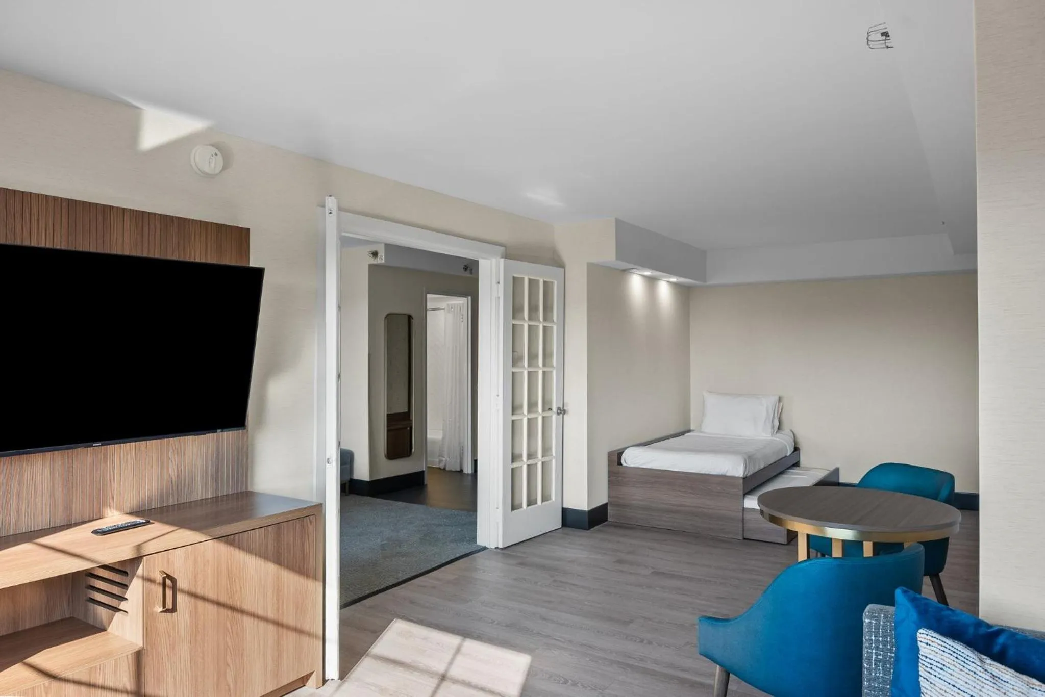 Photo of the whole room, Bed in Holiday Inn Niagara Falls State Park Entry by IHG