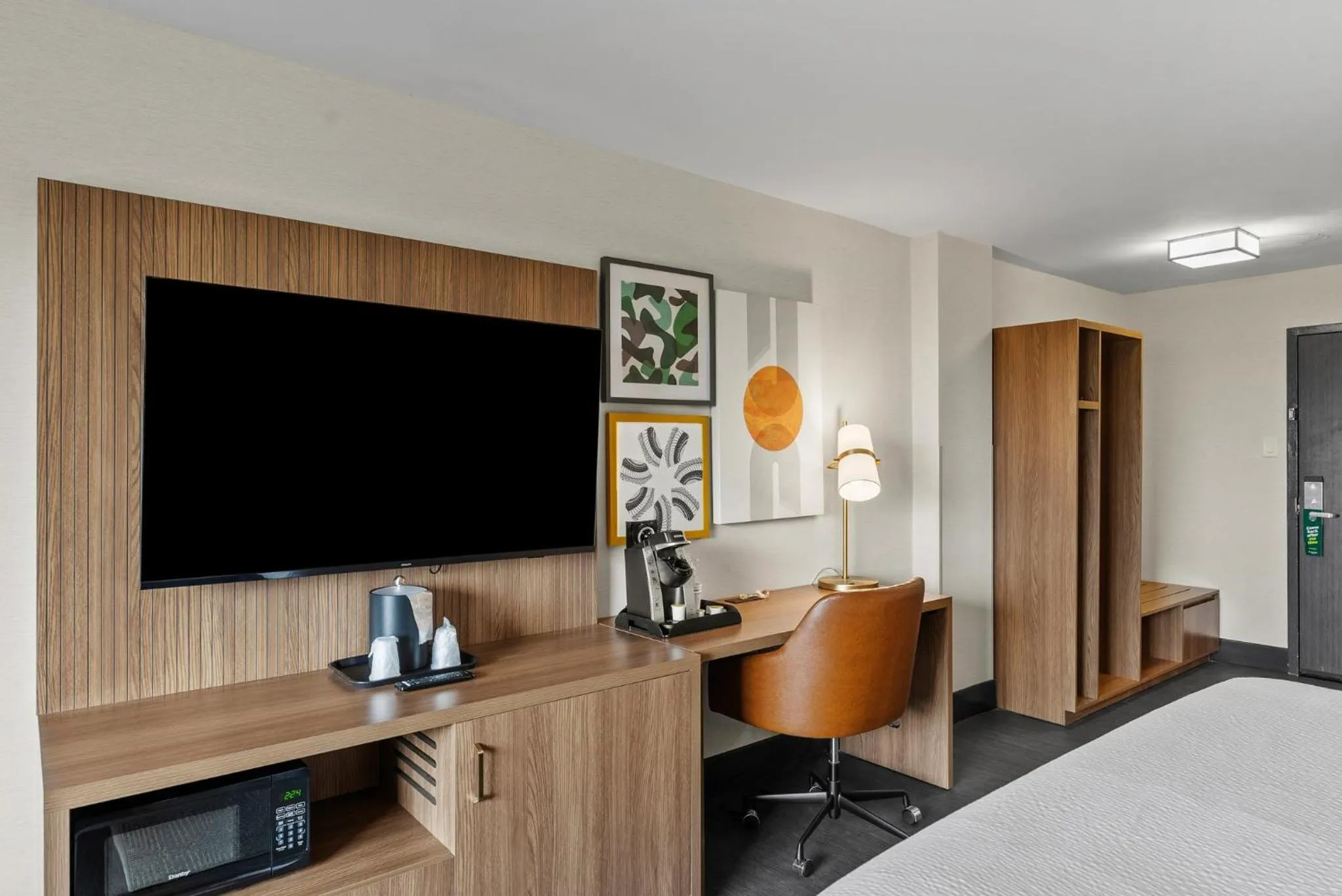 Photo of the whole room, Bed in Holiday Inn Niagara Falls State Park Entry by IHG