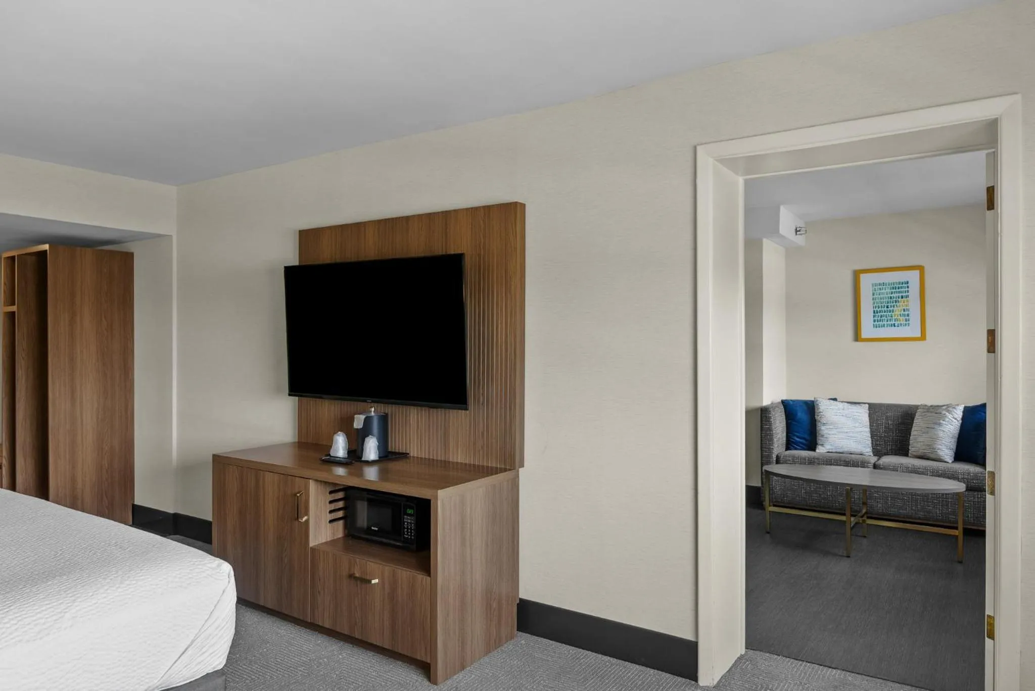 Photo of the whole room, Bed in Holiday Inn Niagara Falls State Park Entry by IHG