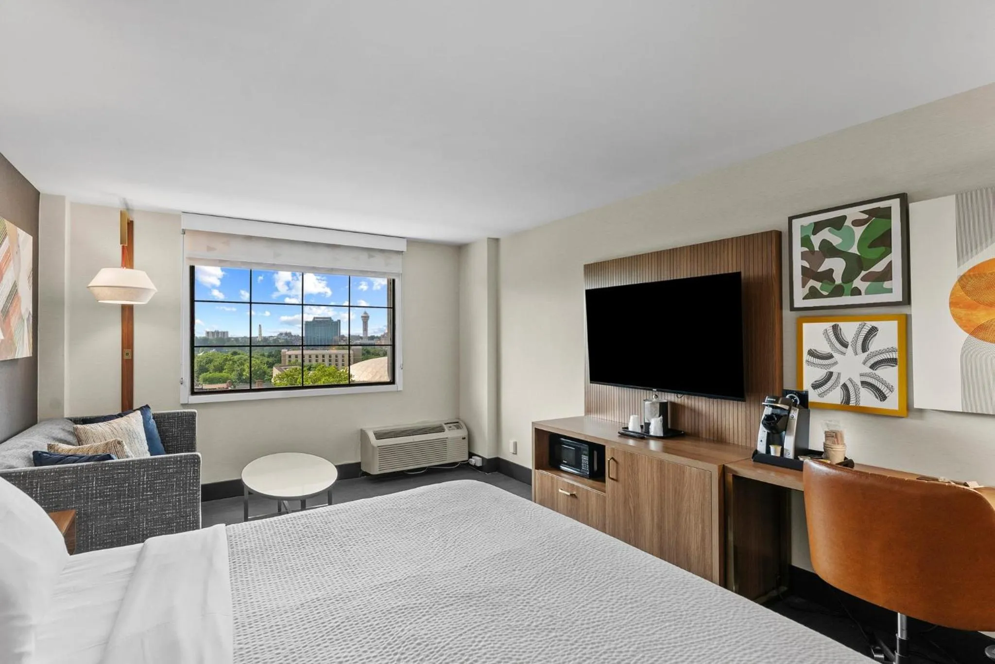 Photo of the whole room, Bed in Holiday Inn Niagara Falls State Park Entry by IHG