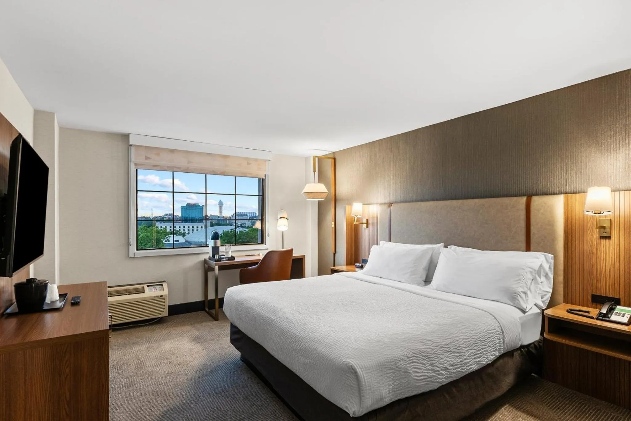 Photo of the whole room, Bed in Holiday Inn Niagara Falls State Park Entry by IHG