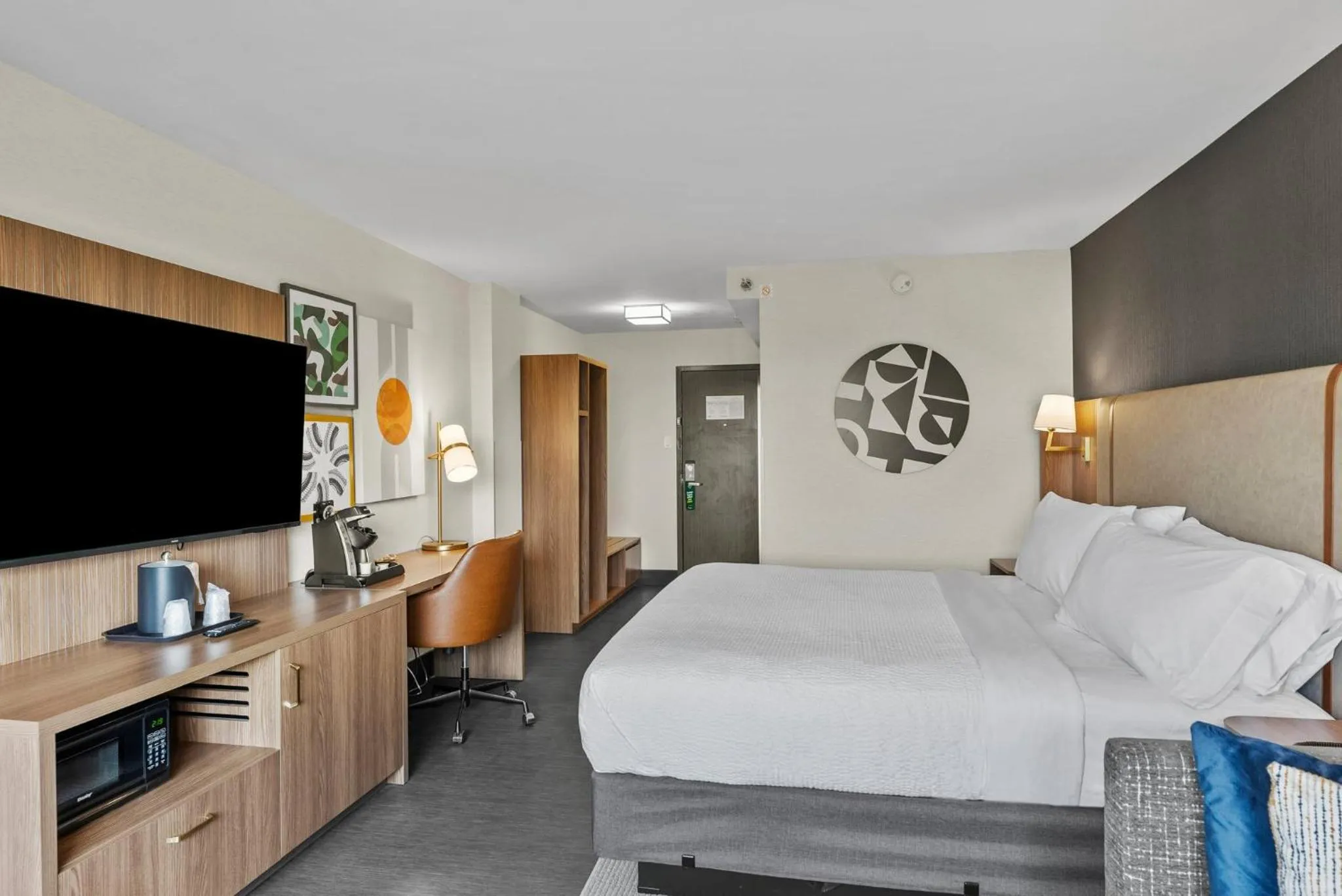 Photo of the whole room, Bed in Holiday Inn Niagara Falls State Park Entry by IHG