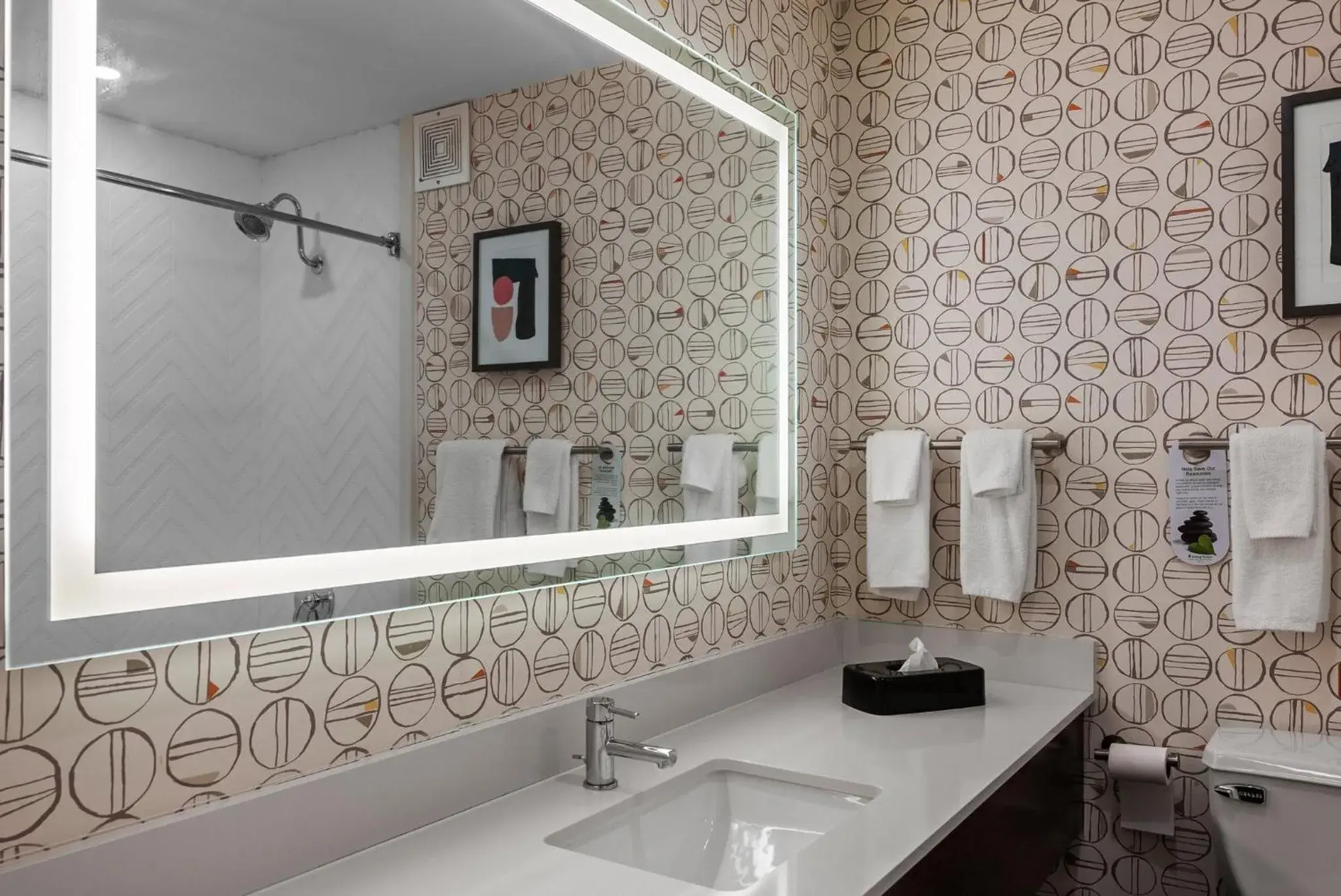 Standard Room with Two Queen Beds in Holiday Inn Niagara Falls State Park Entry by IHG Standard Room with Two Queen Beds in Holiday Inn Niagara Falls State Park Entry by IHG