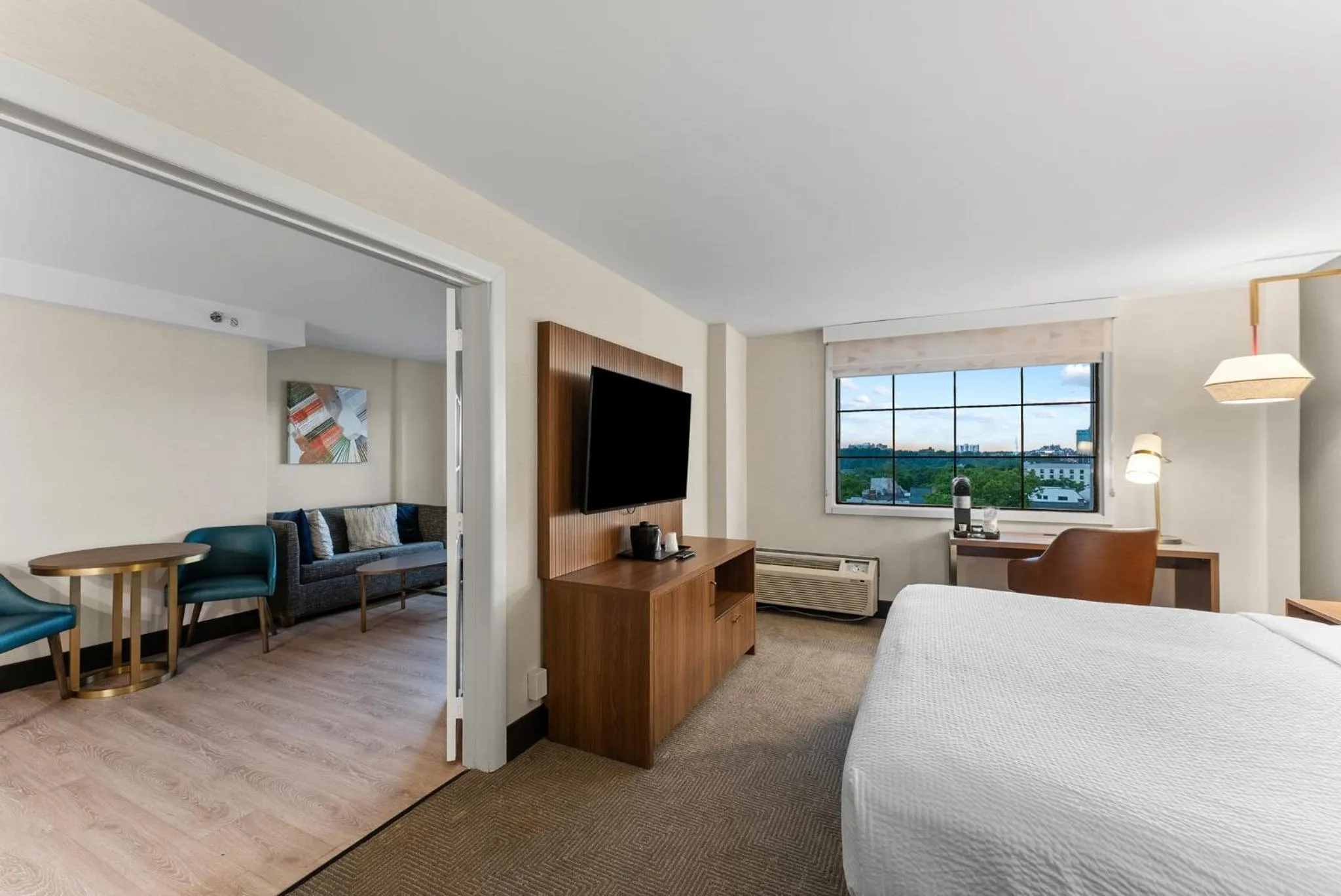 Photo of the whole room, Bed in Holiday Inn Niagara Falls State Park Entry by IHG