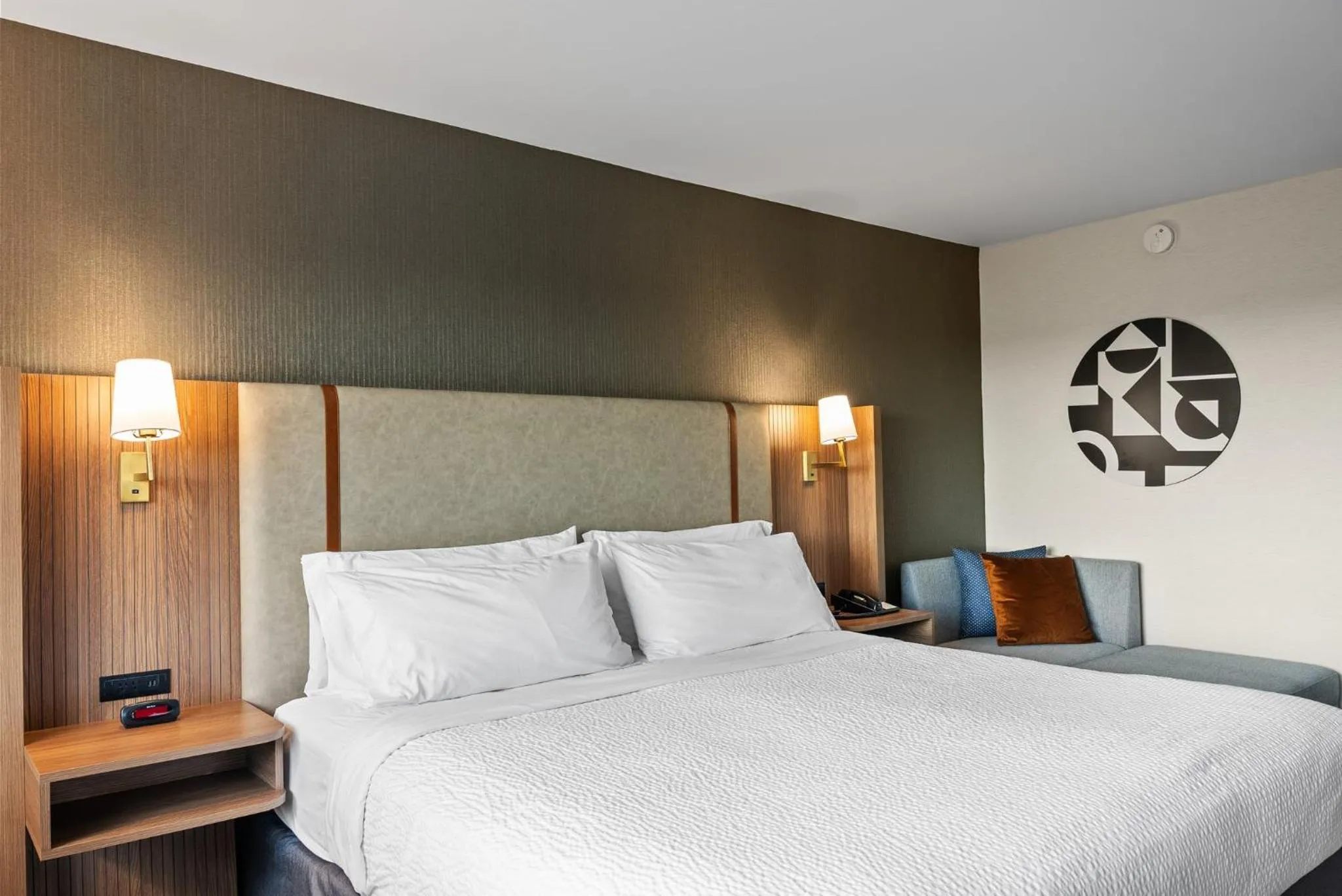 Photo of the whole room, Bed in Holiday Inn Niagara Falls State Park Entry by IHG