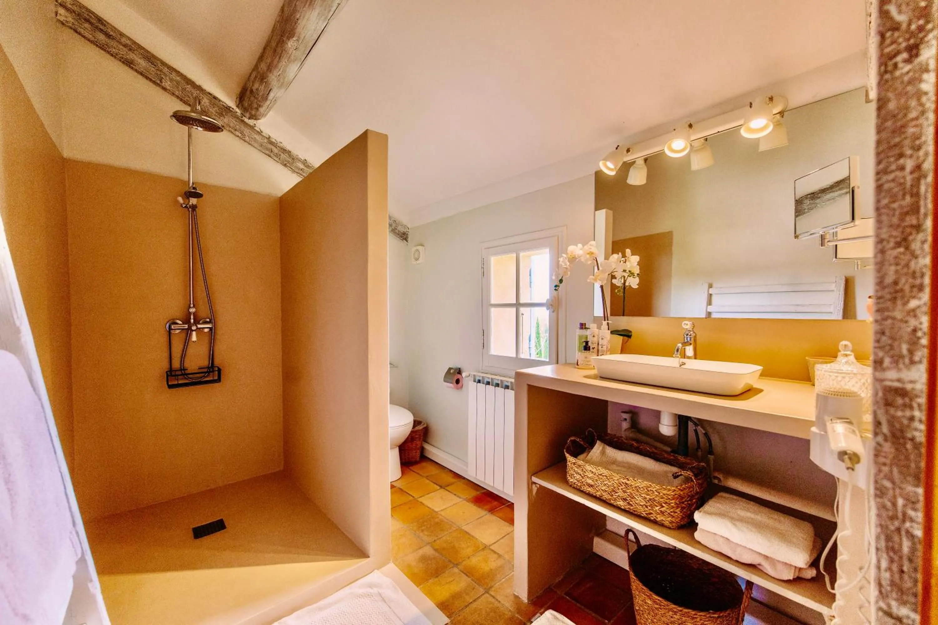 Bathroom, Bed in Bastide Saint-Didier
