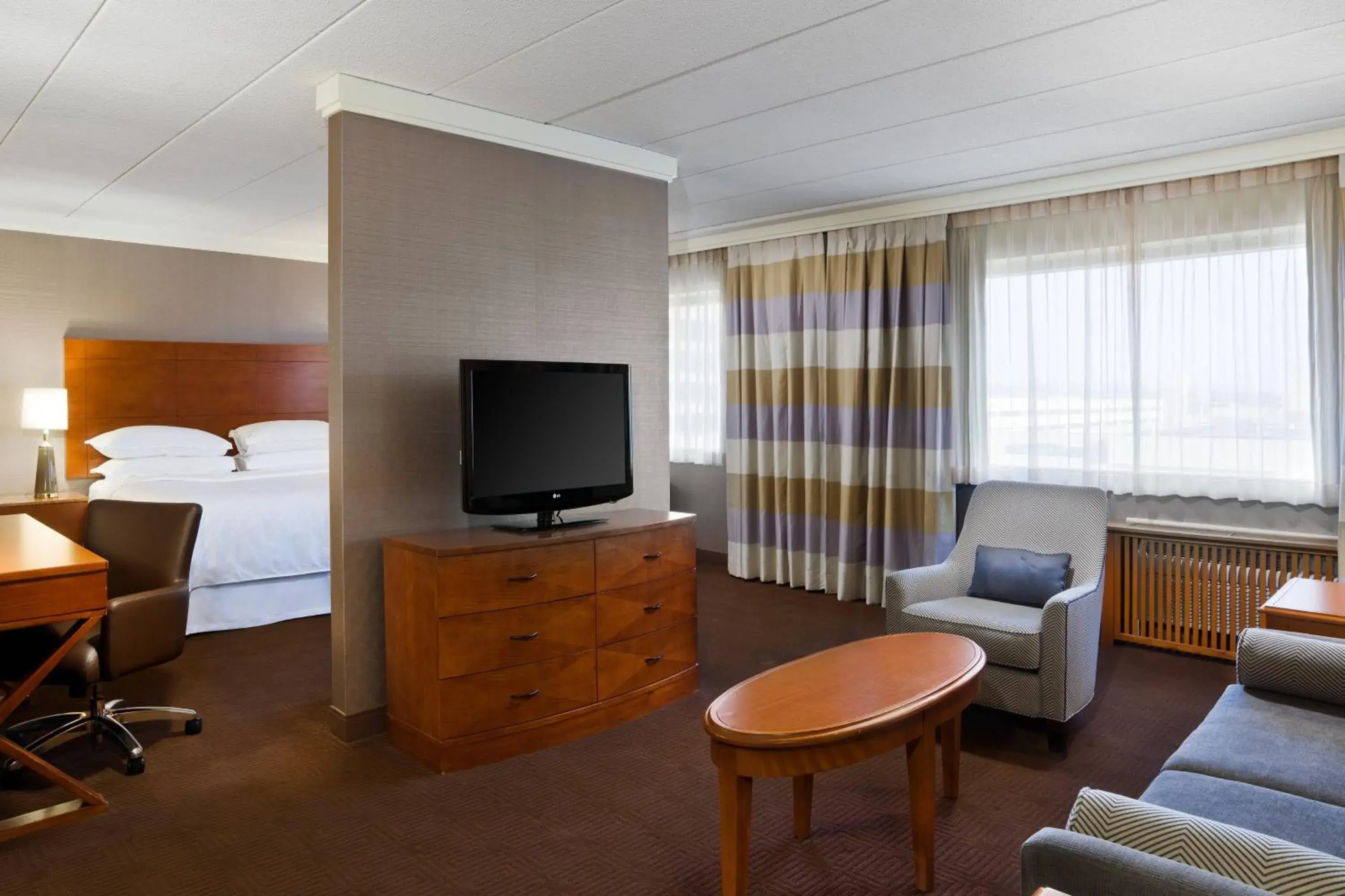 Concierge level, Suite, 1 King in Sheraton Niagara Falls Concierge level, Suite, 1 King in Sheraton Niagara Falls