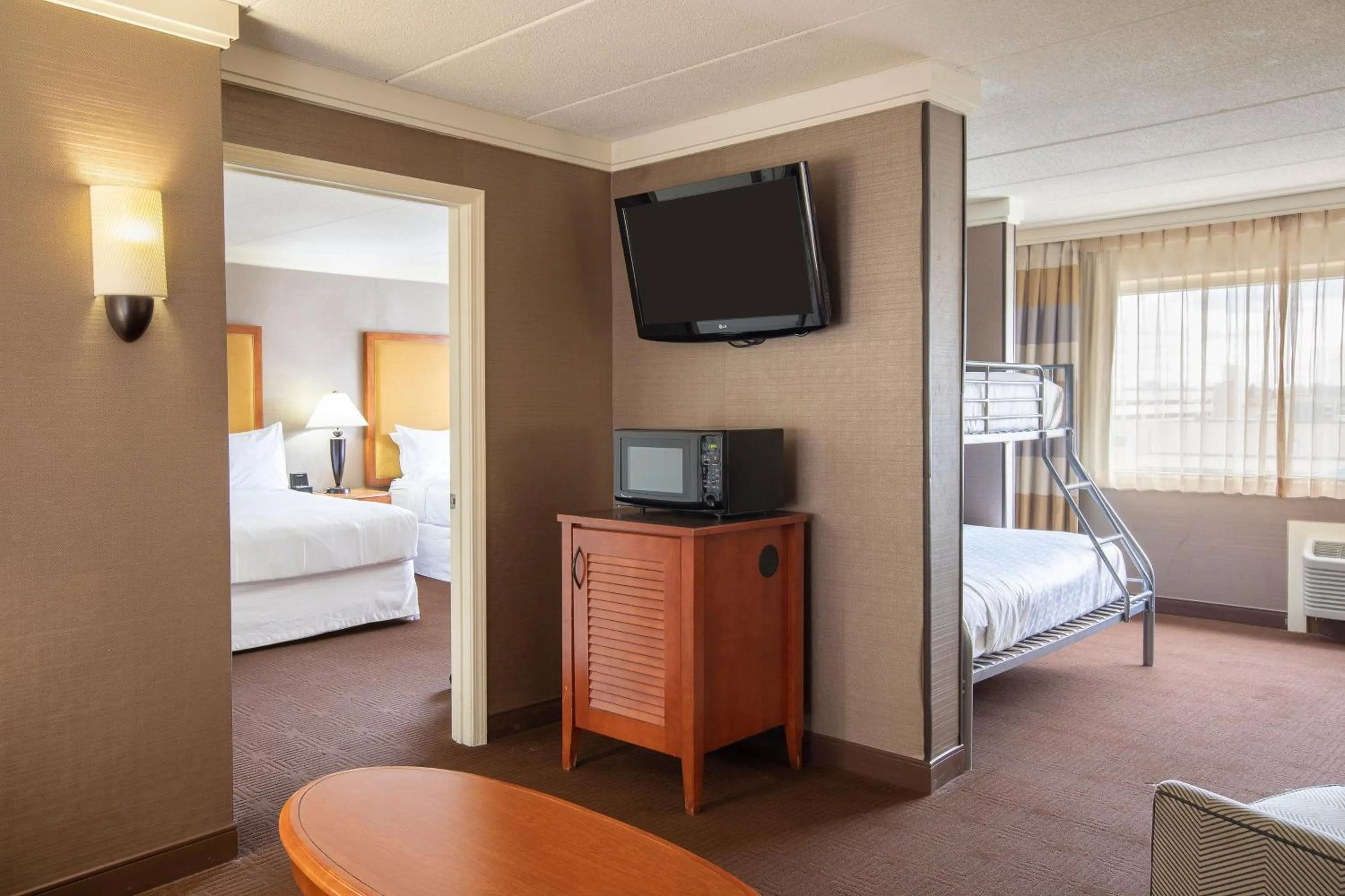 Photo of the whole room, Bed in Sheraton Niagara Falls