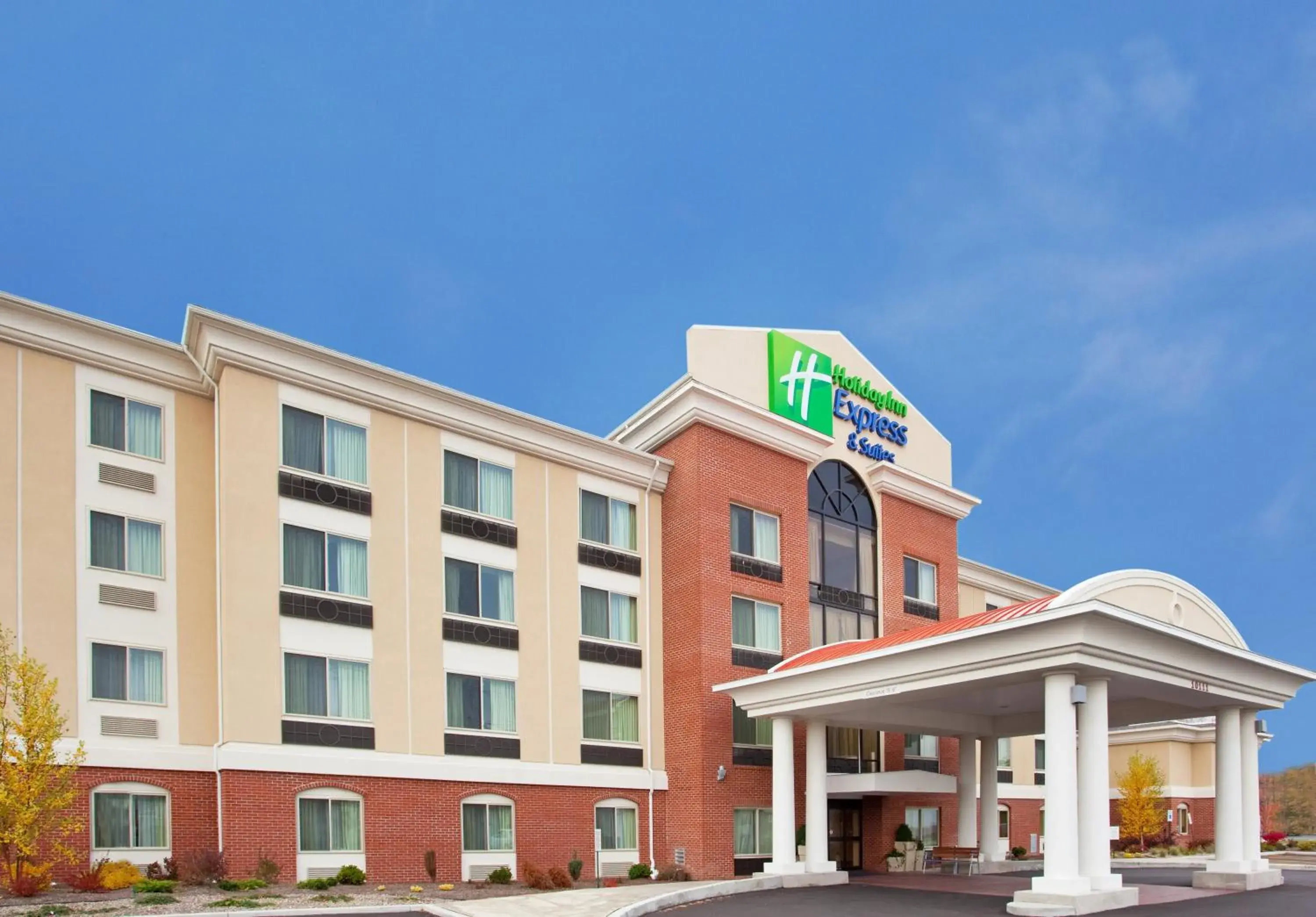 Property building in Holiday Inn Express & Suites Niagara Falls by IHG Property building in Holiday Inn Express & Suites Niagara Falls by IHG