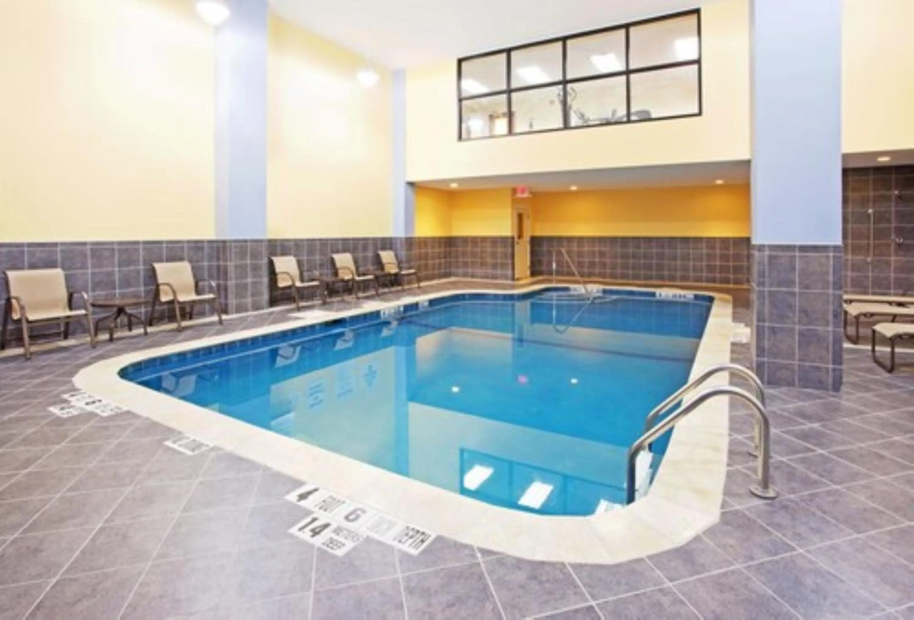 Swimming pool in Holiday Inn Express & Suites Niagara Falls by IHG