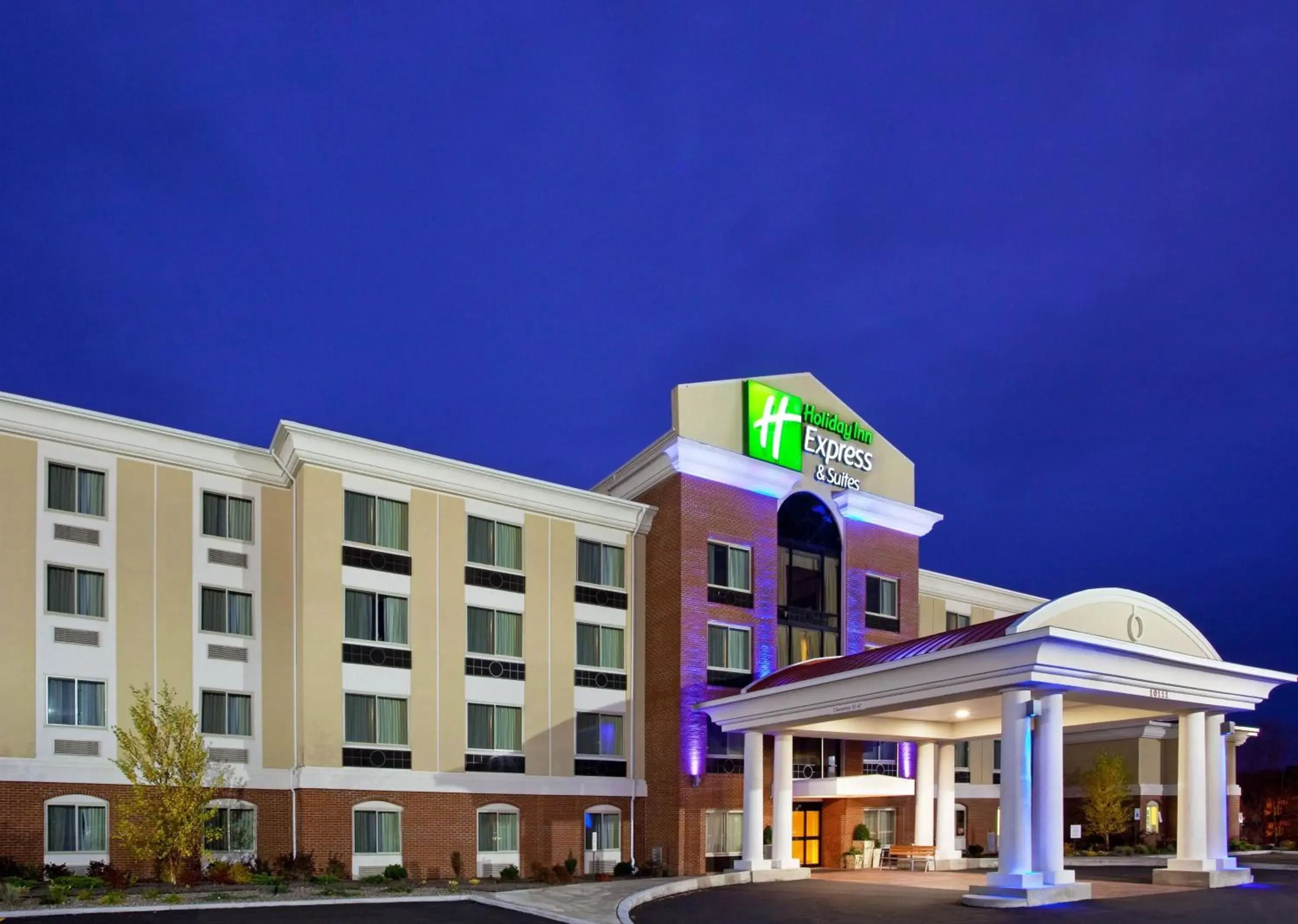 Property building in Holiday Inn Express & Suites Niagara Falls by IHG Property building in Holiday Inn Express & Suites Niagara Falls by IHG
