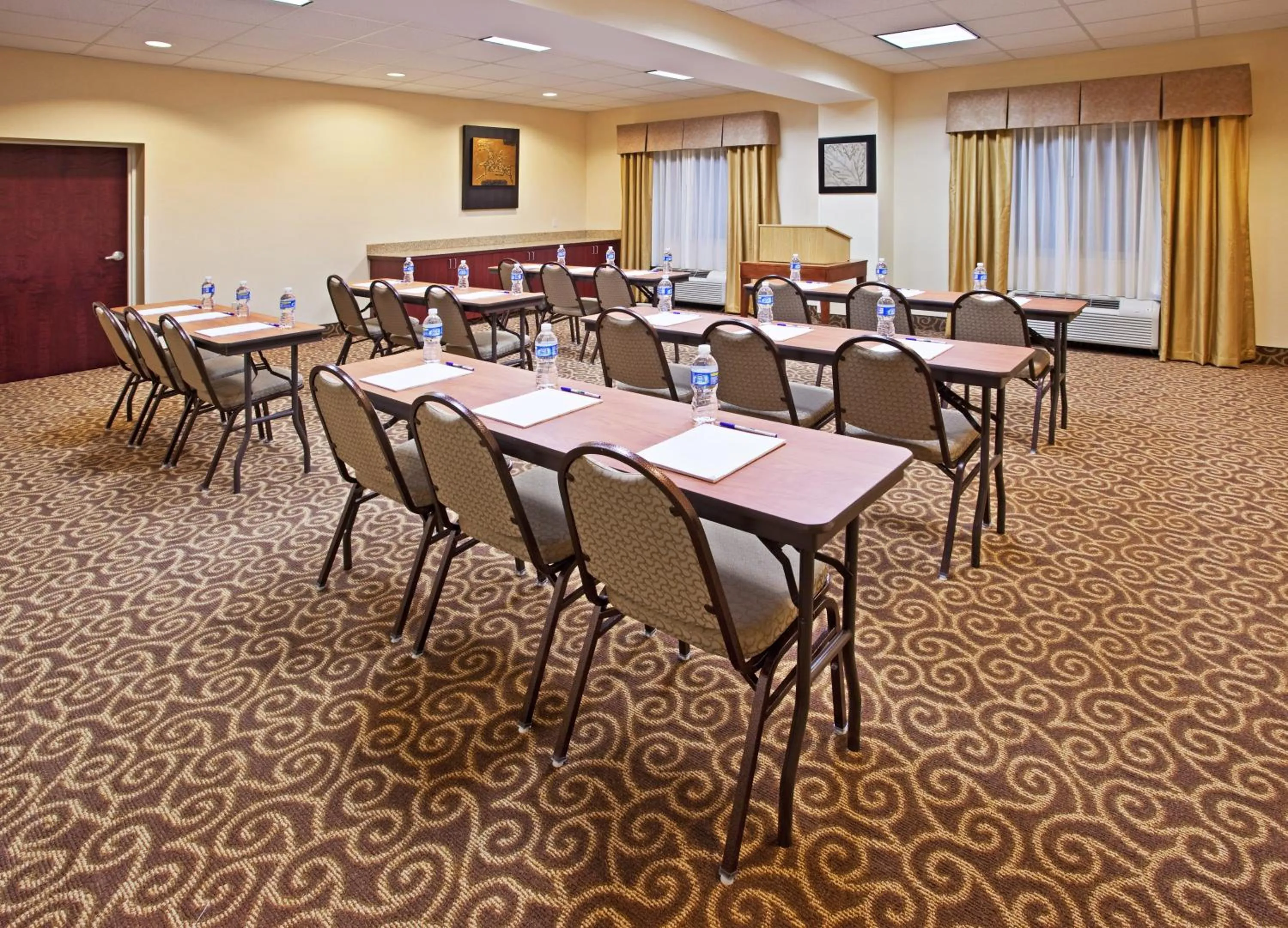 Meeting/conference room in Holiday Inn Express & Suites Niagara Falls by IHG