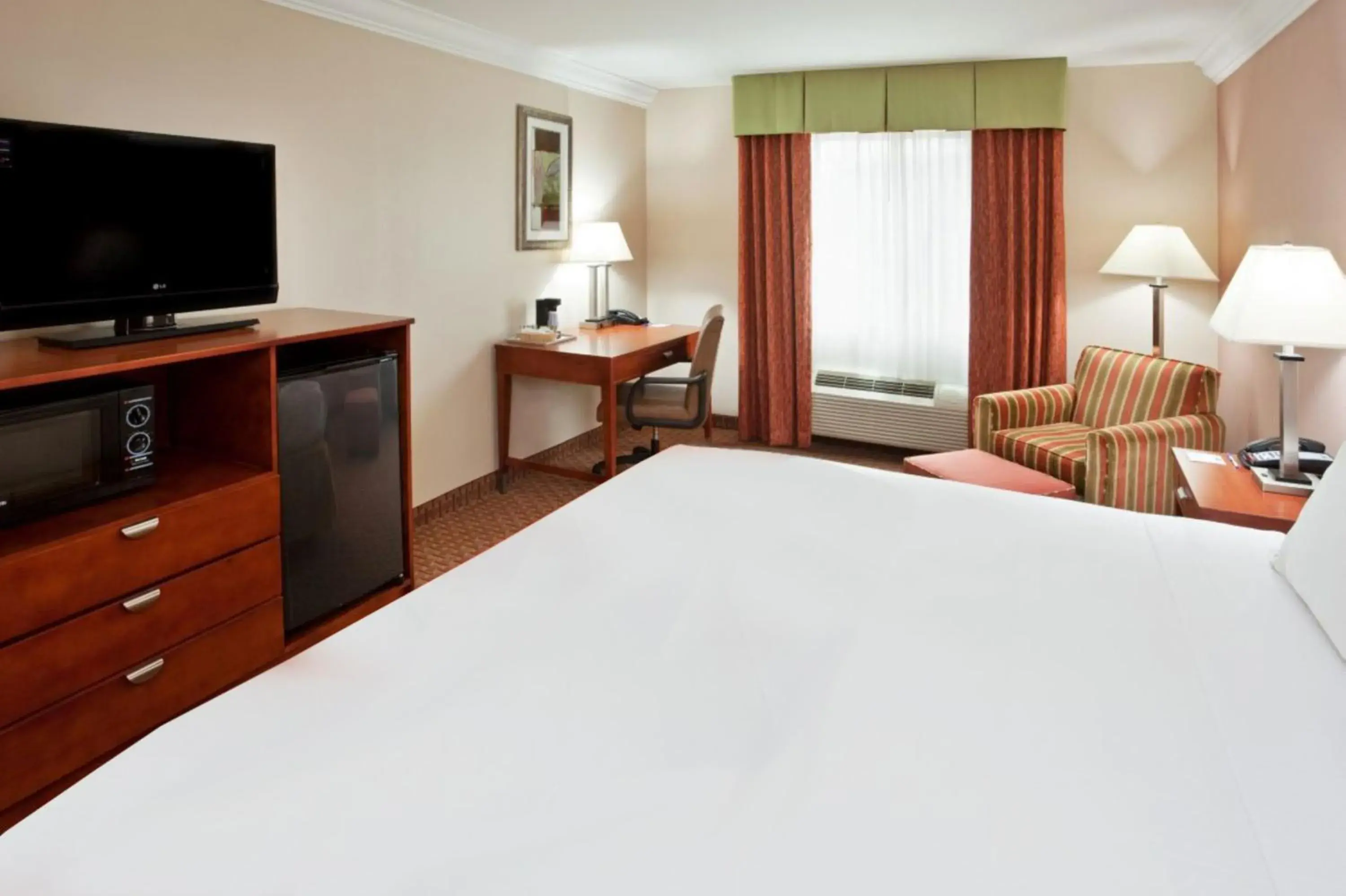 Photo of the whole room, Bed in Holiday Inn Express & Suites Niagara Falls by IHG Photo of the whole room, Bed in Holiday Inn Express & Suites Niagara Falls by IHG