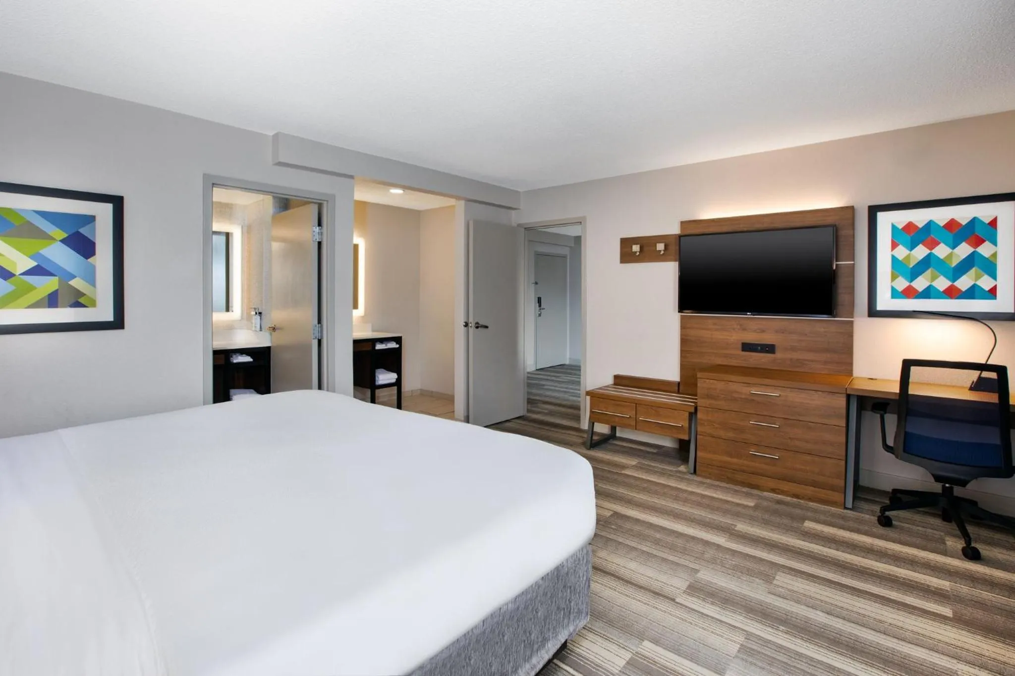 Photo of the whole room, Bed in Holiday Inn Express Nashville-Downtown - Broadway by IHG