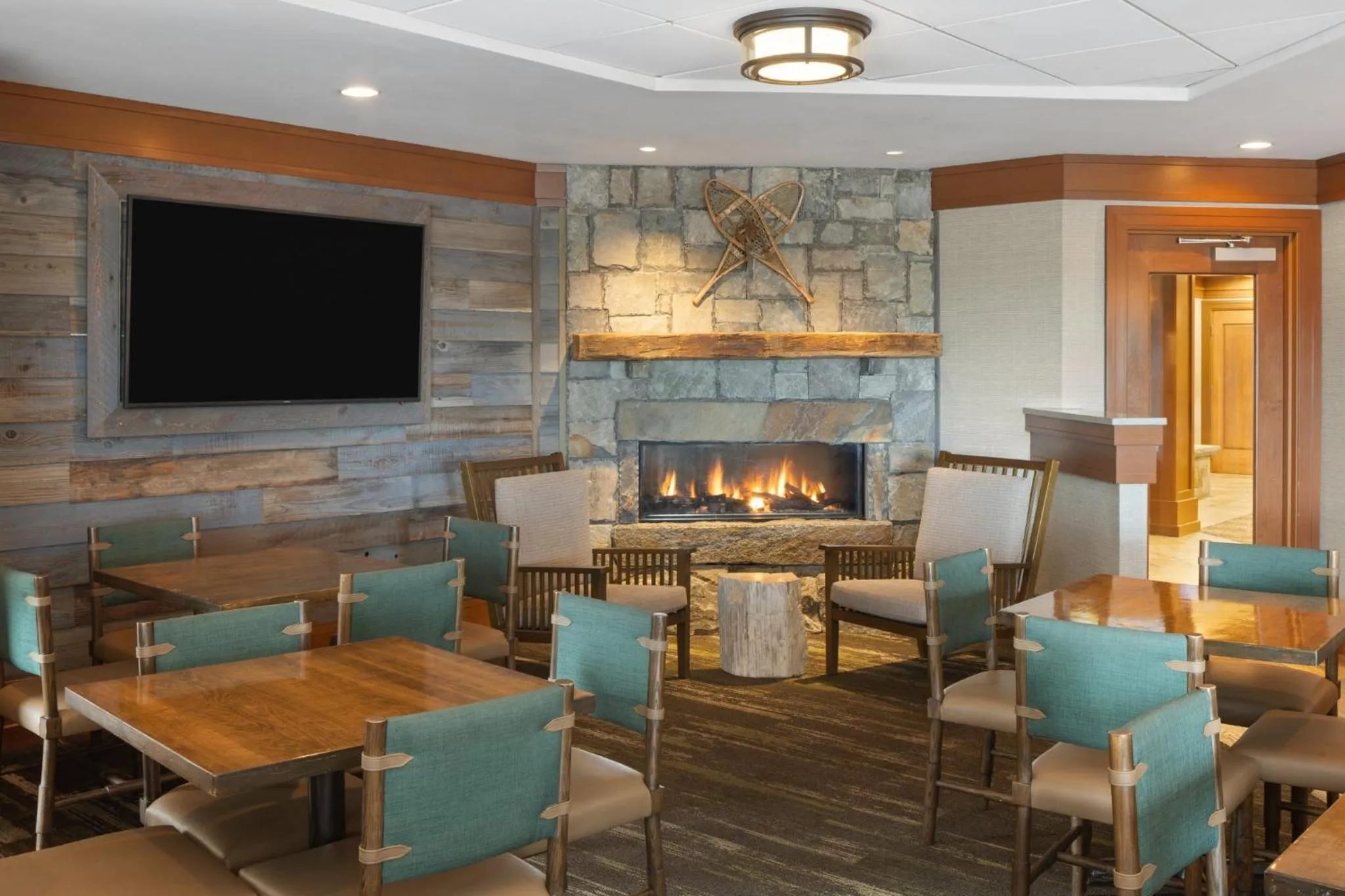 Lounge or bar in Holiday Inn Resort Lake George by IHG