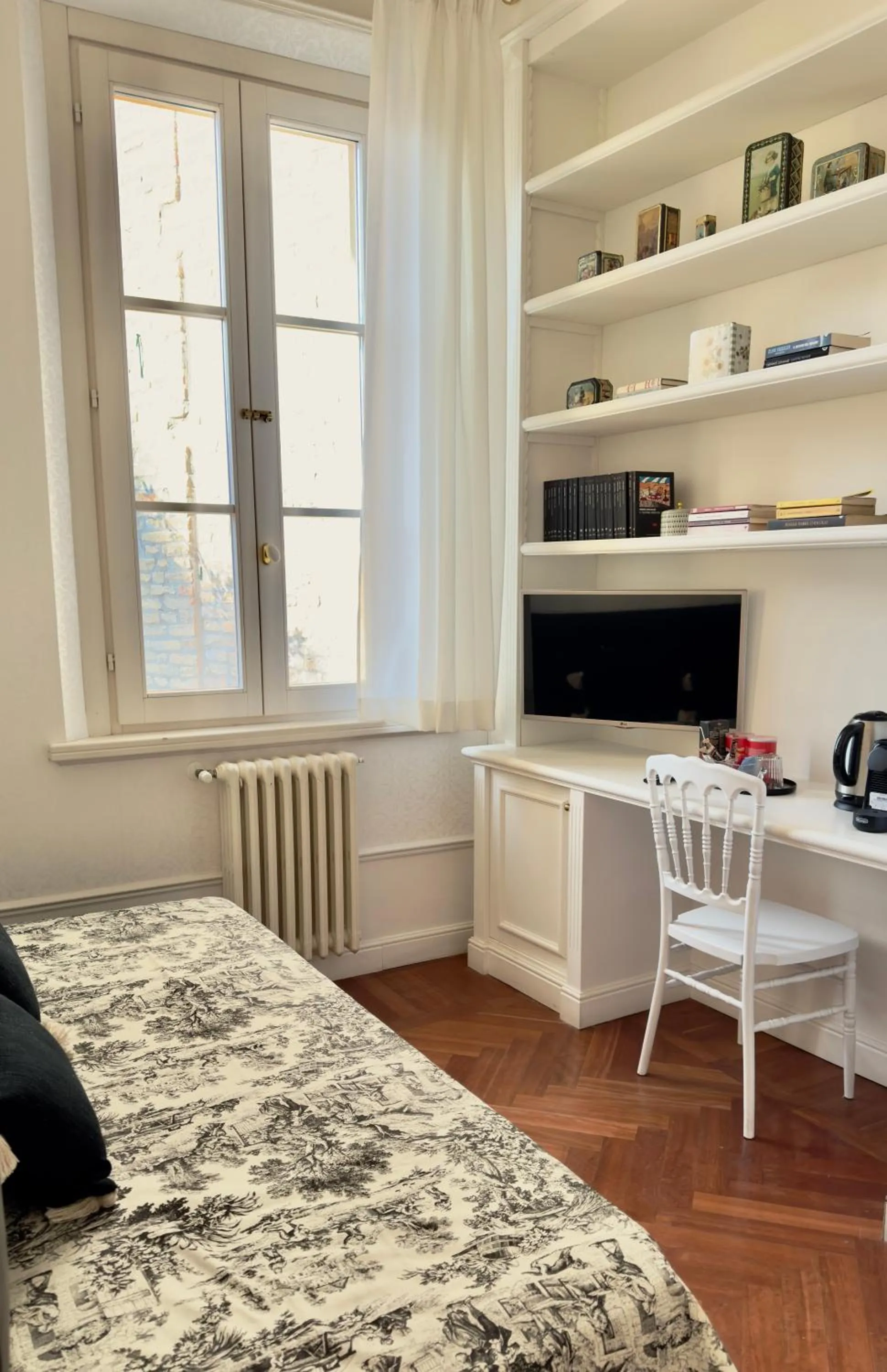 Seating area, Bed in Chez papa