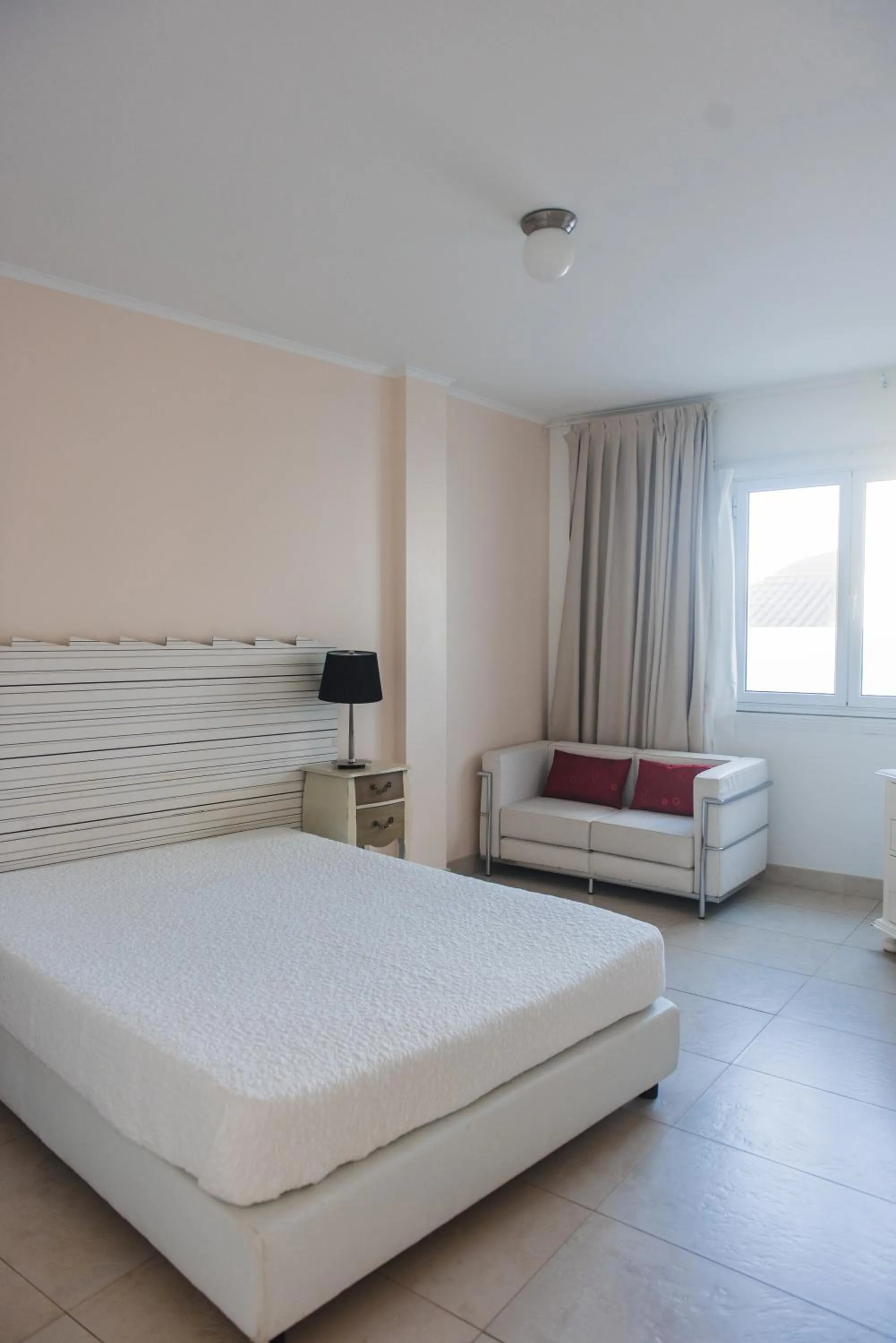 Photo of the whole room, Bed in Flor do Mar House