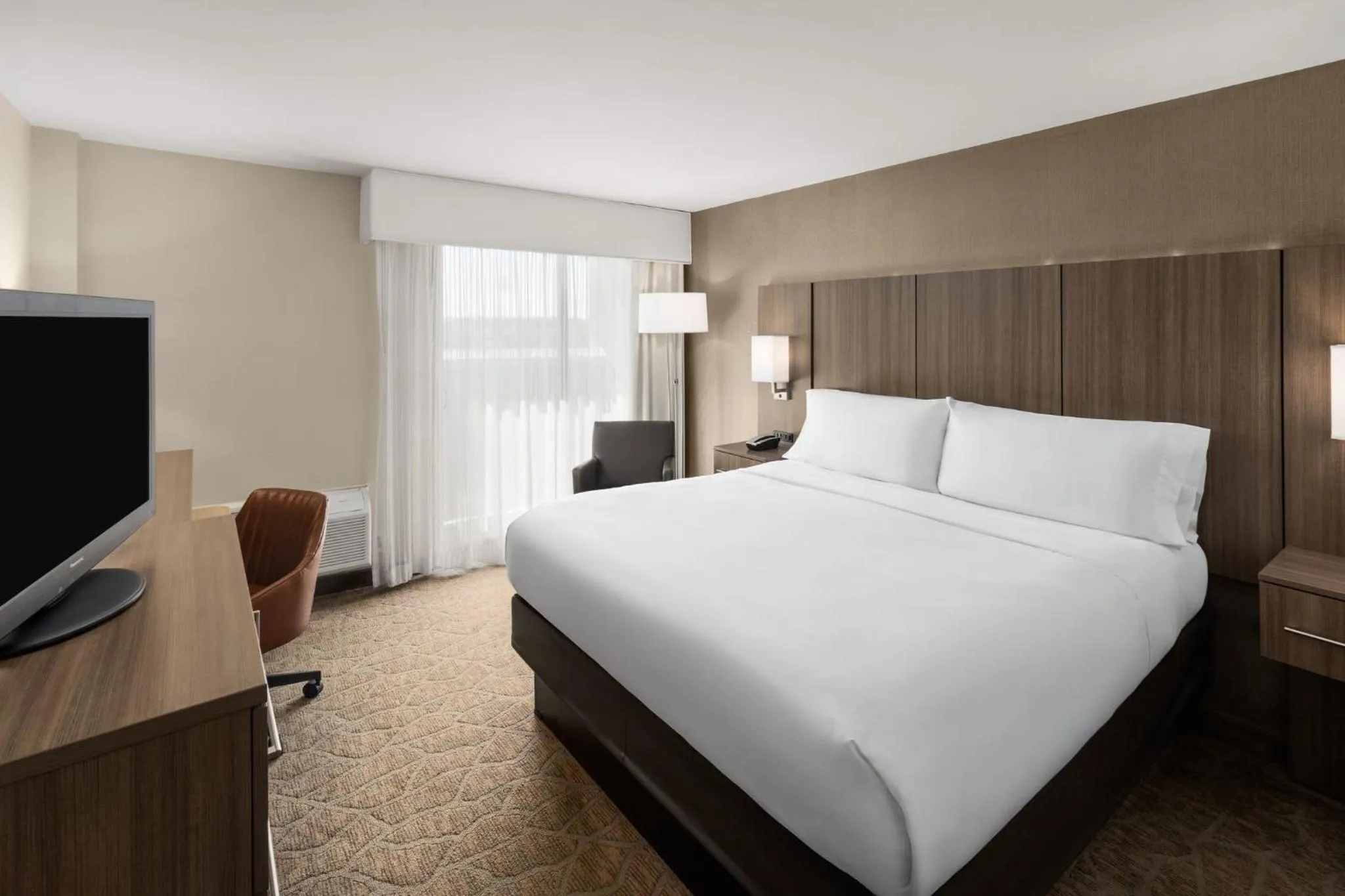 Photo of the whole room, Bed in Holiday Inn Nashville - Vanderbilt - Dwtn by IHG