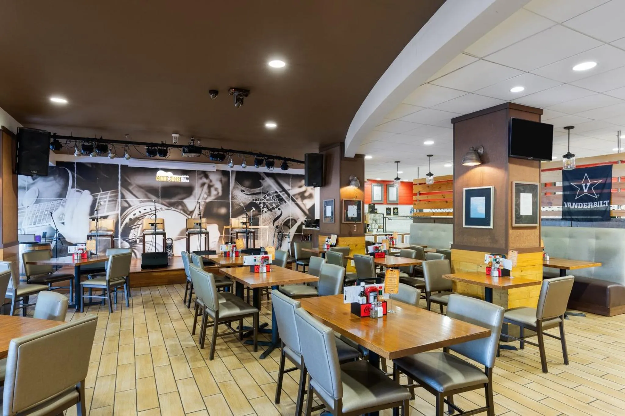 Lounge or bar in Holiday Inn Nashville - Vanderbilt - Dwtn by IHG