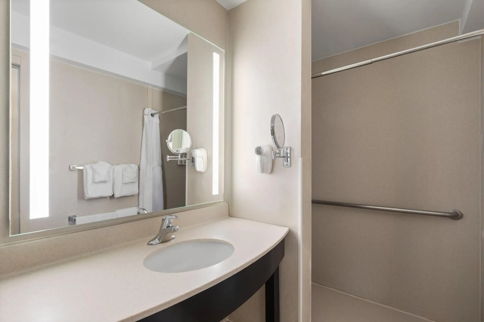 Photo of the whole room in Holiday Inn Nashville - Vanderbilt - Dwtn by IHG