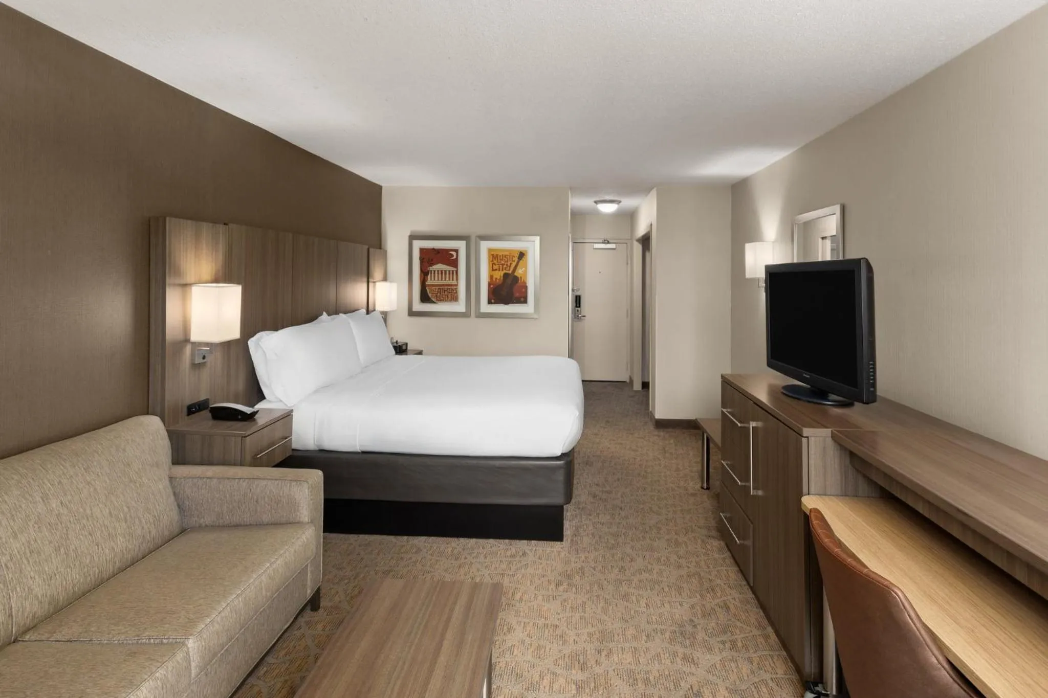 Photo of the whole room, Bed in Holiday Inn Nashville - Vanderbilt - Dwtn by IHG