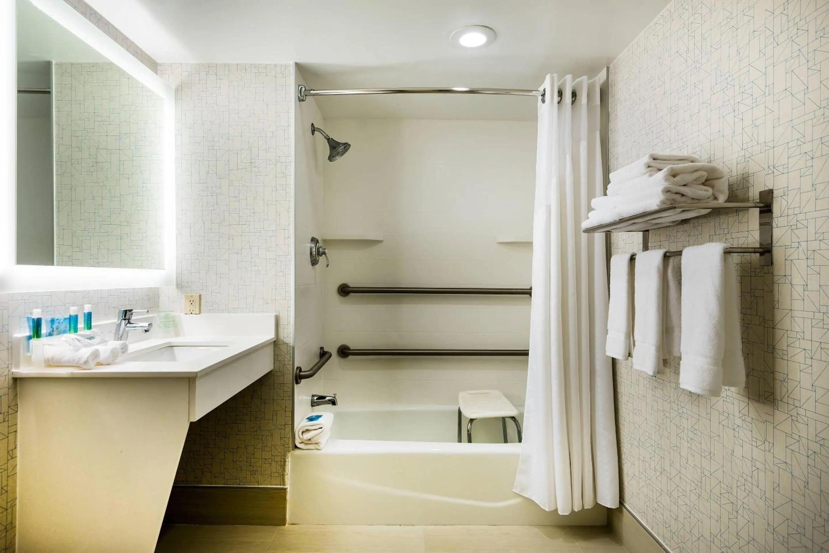 Bedroom in Country Inn & Suites by Radisson, Downtown Albany New York