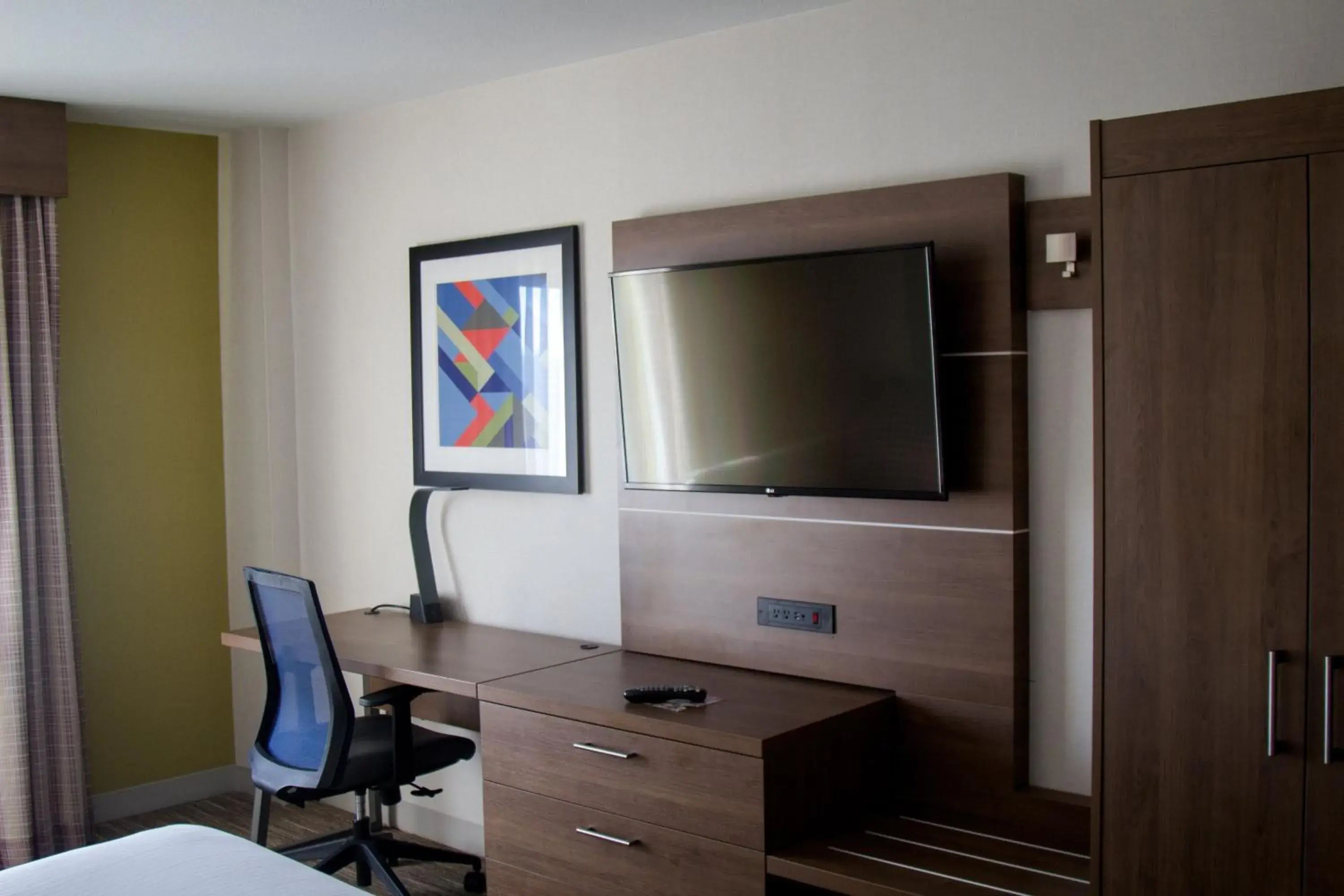 Photo of the whole room, TV/Entertainment Center in Holiday Inn Express Albany Downtown