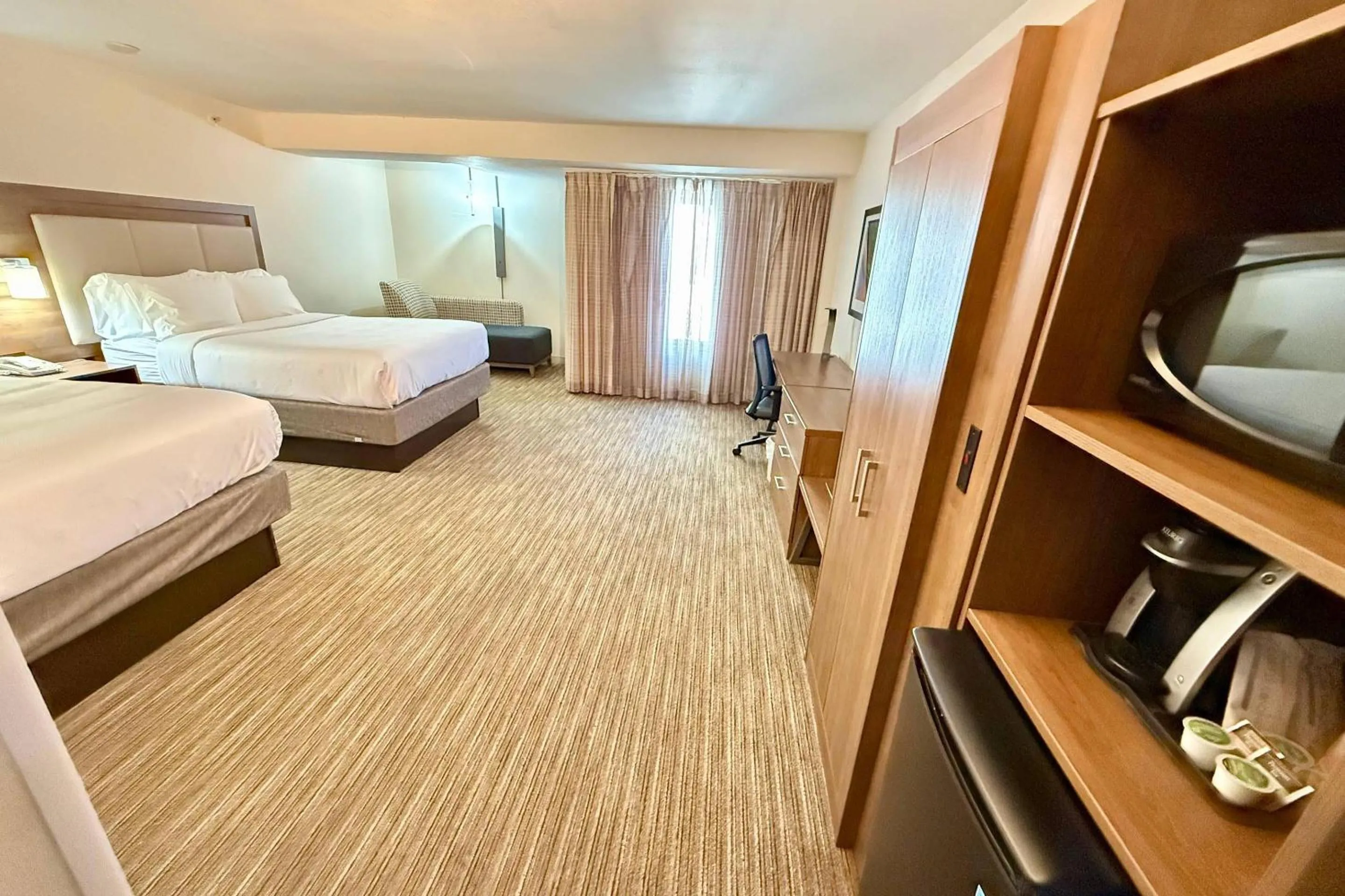 Bedroom, Bed in Country Inn & Suites by Radisson, Downtown Albany New York