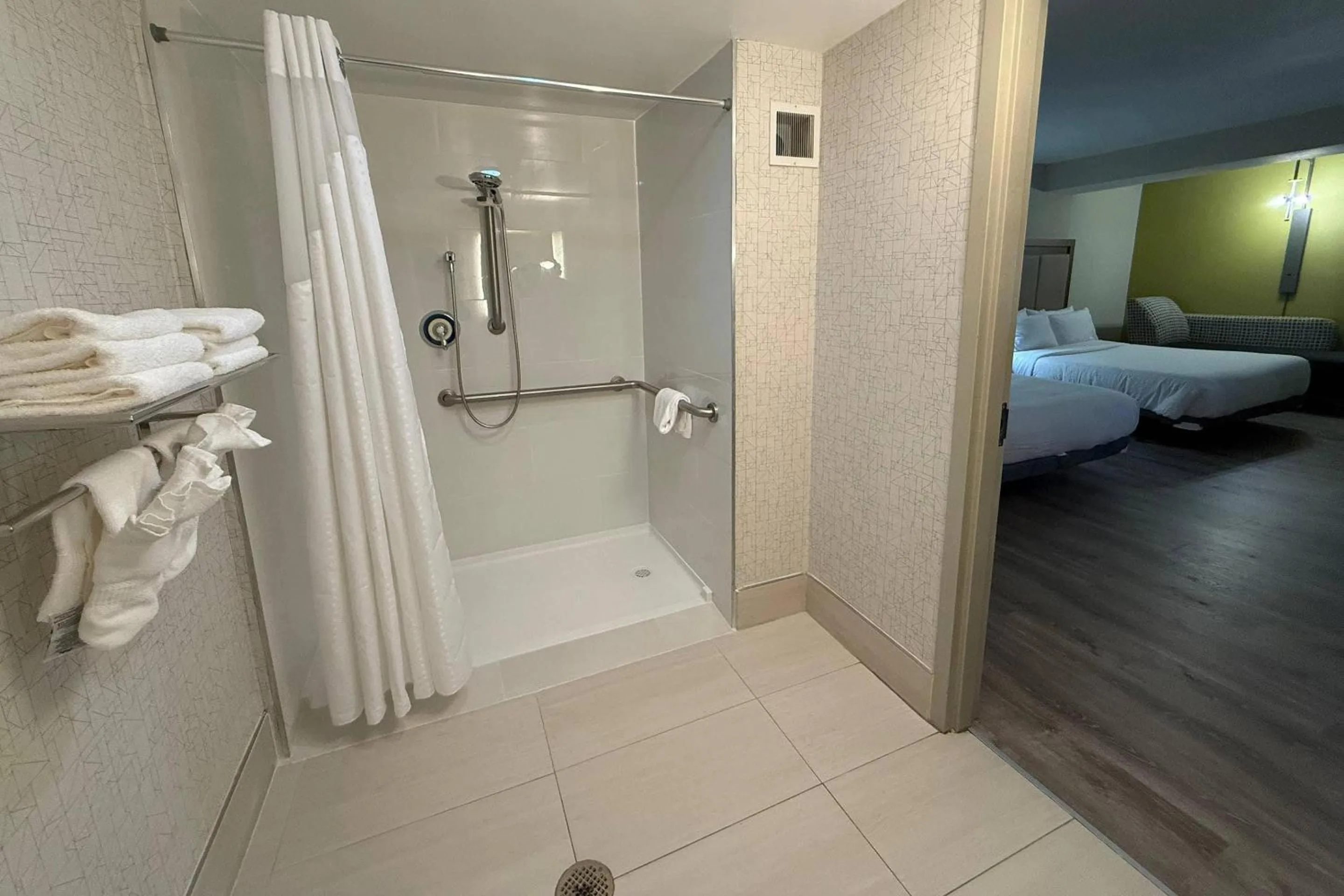 Bedroom, Bed in Country Inn & Suites by Radisson, Downtown Albany New York