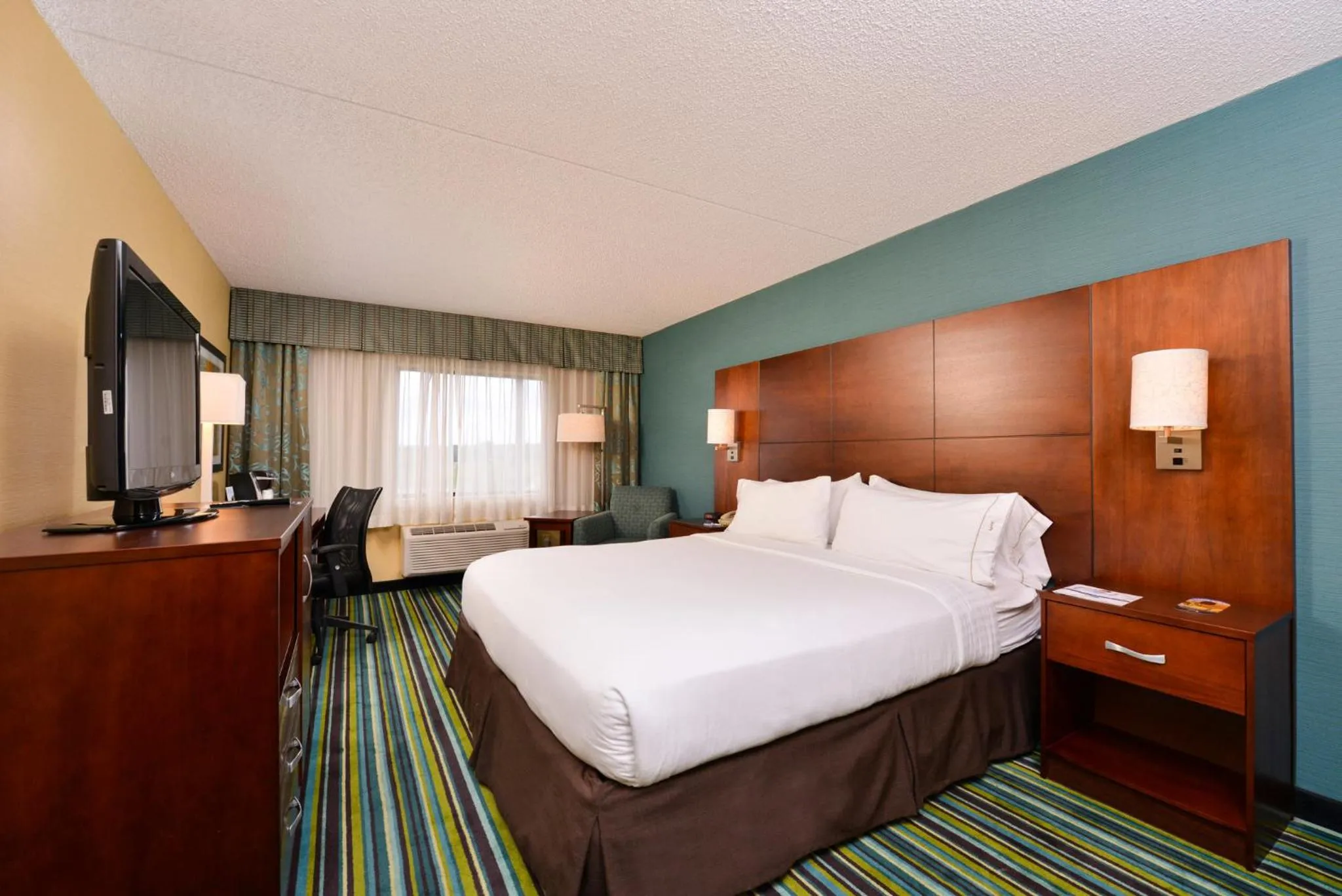 Photo of the whole room, Bed in Holiday Inn Express Flagstaff by IHG