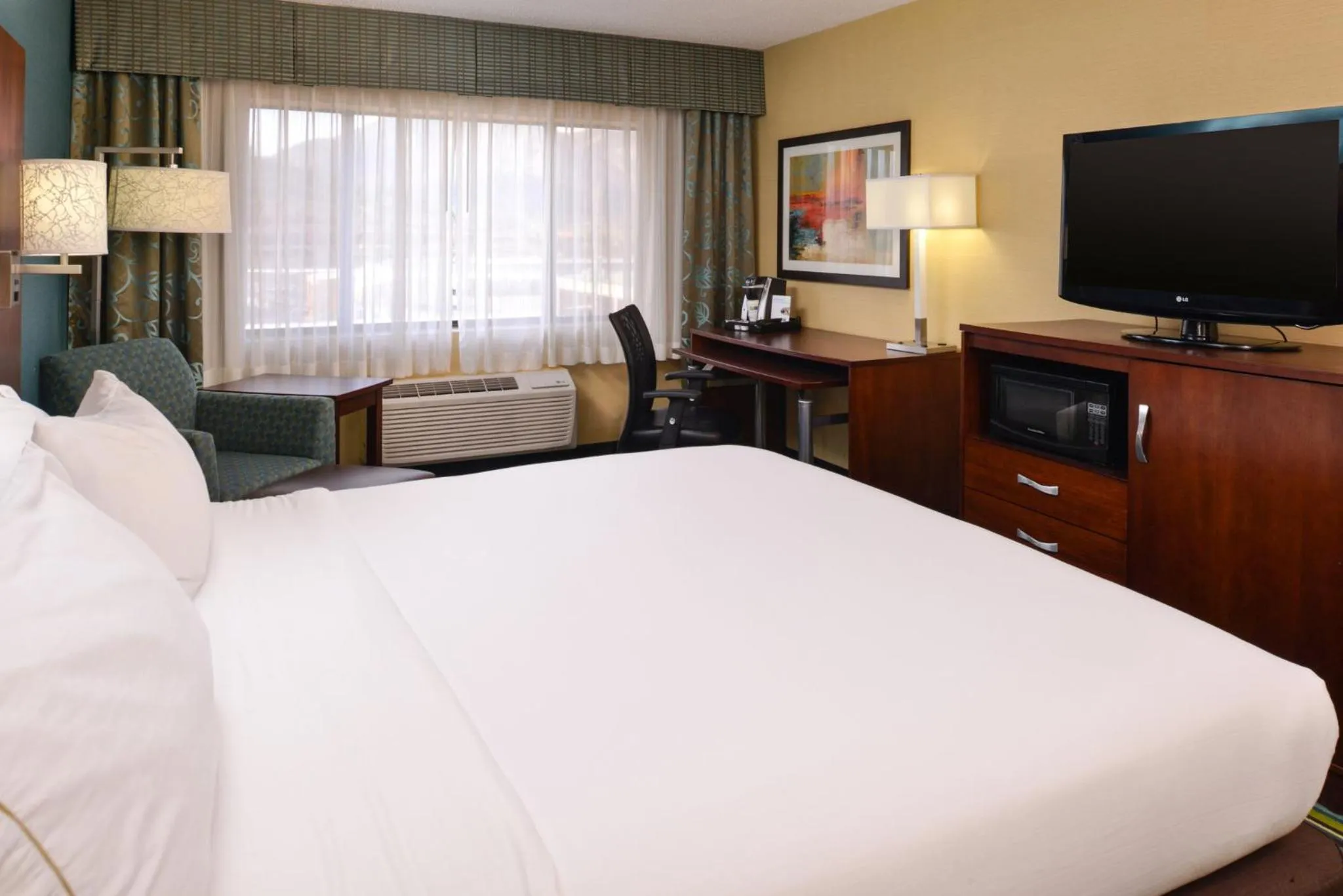 Photo of the whole room, Bed in Holiday Inn Express Flagstaff by IHG