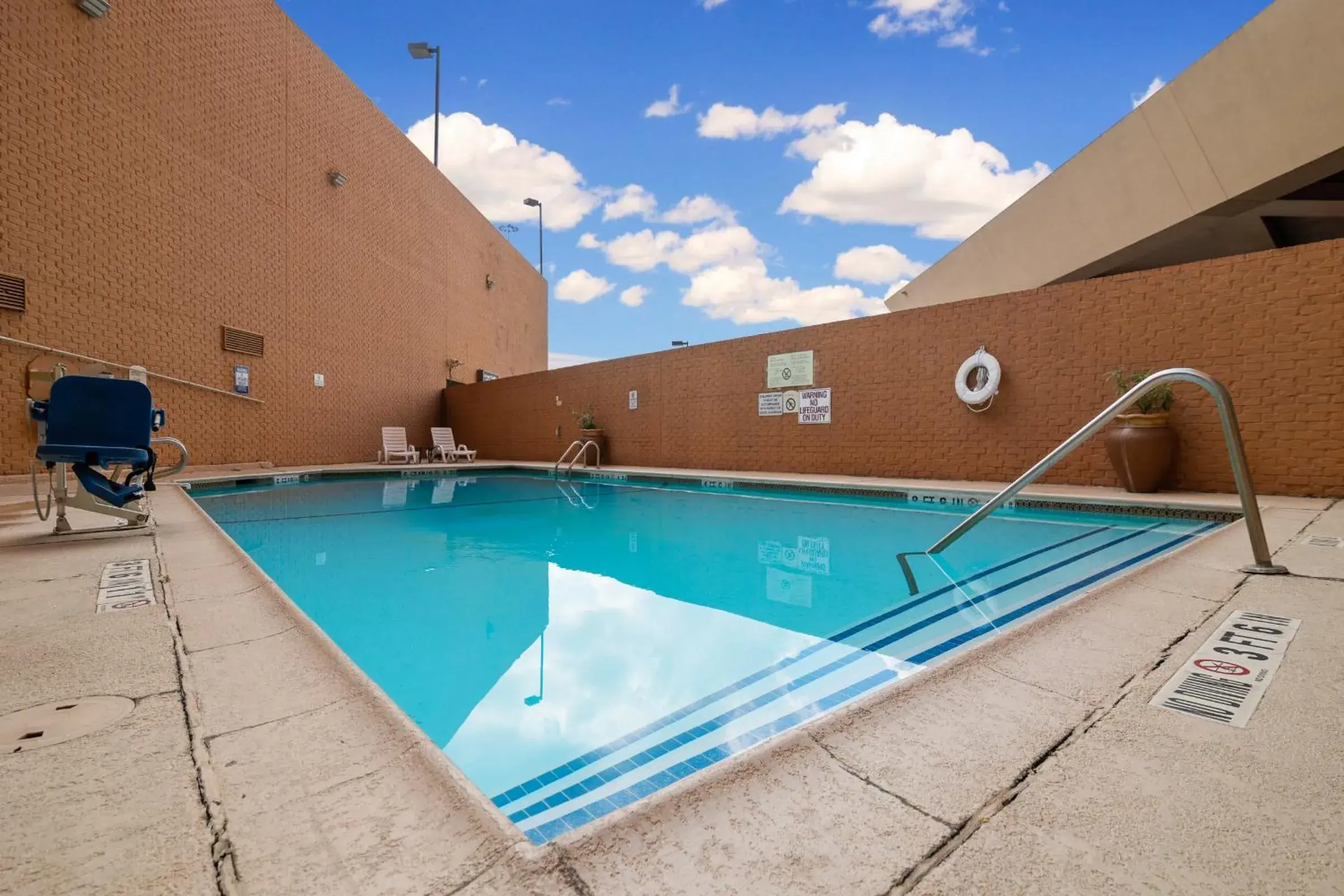 Swimming pool in Crowne Plaza Houston Med Ctr-Galleria Area by IHG Swimming pool in Crowne Plaza Houston Med Ctr-Galleria Area by IHG