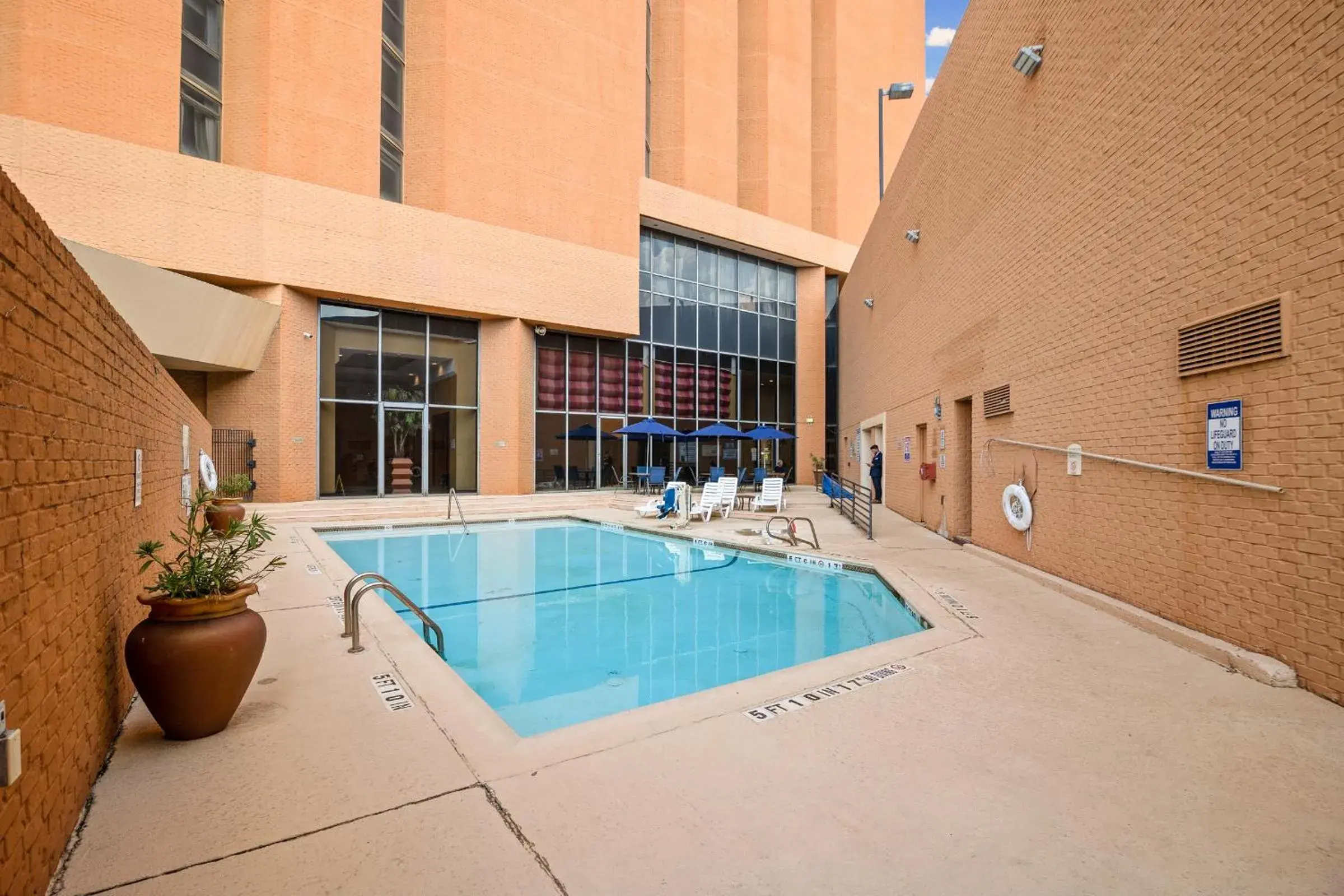 Swimming pool in Crowne Plaza Houston Med Ctr-Galleria Area by IHG Swimming pool in Crowne Plaza Houston Med Ctr-Galleria Area by IHG