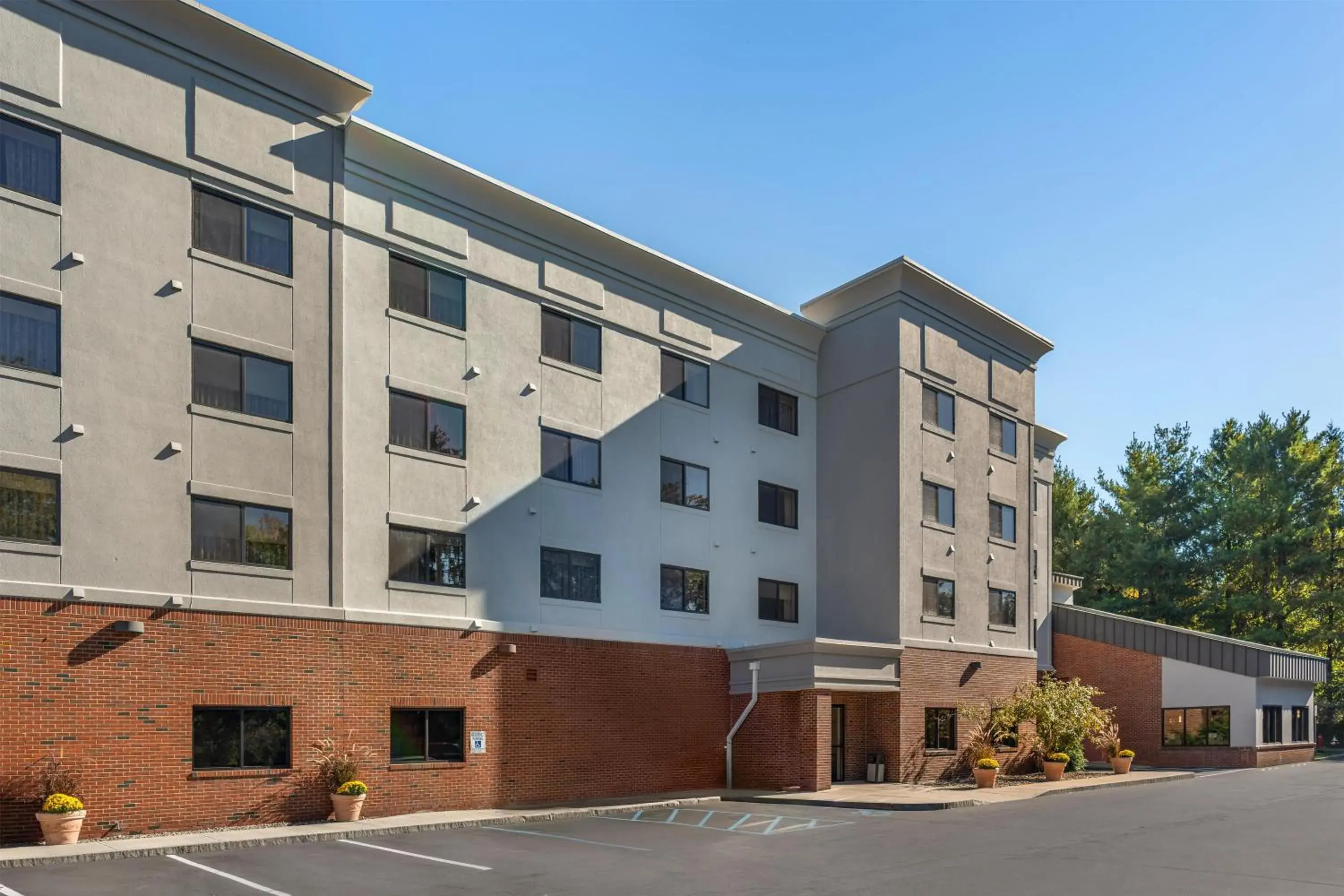 Property building in Hampton Inn Albany-Western Ave/University Area, NY Property building in Hampton Inn Albany-Western Ave/University Area, NY