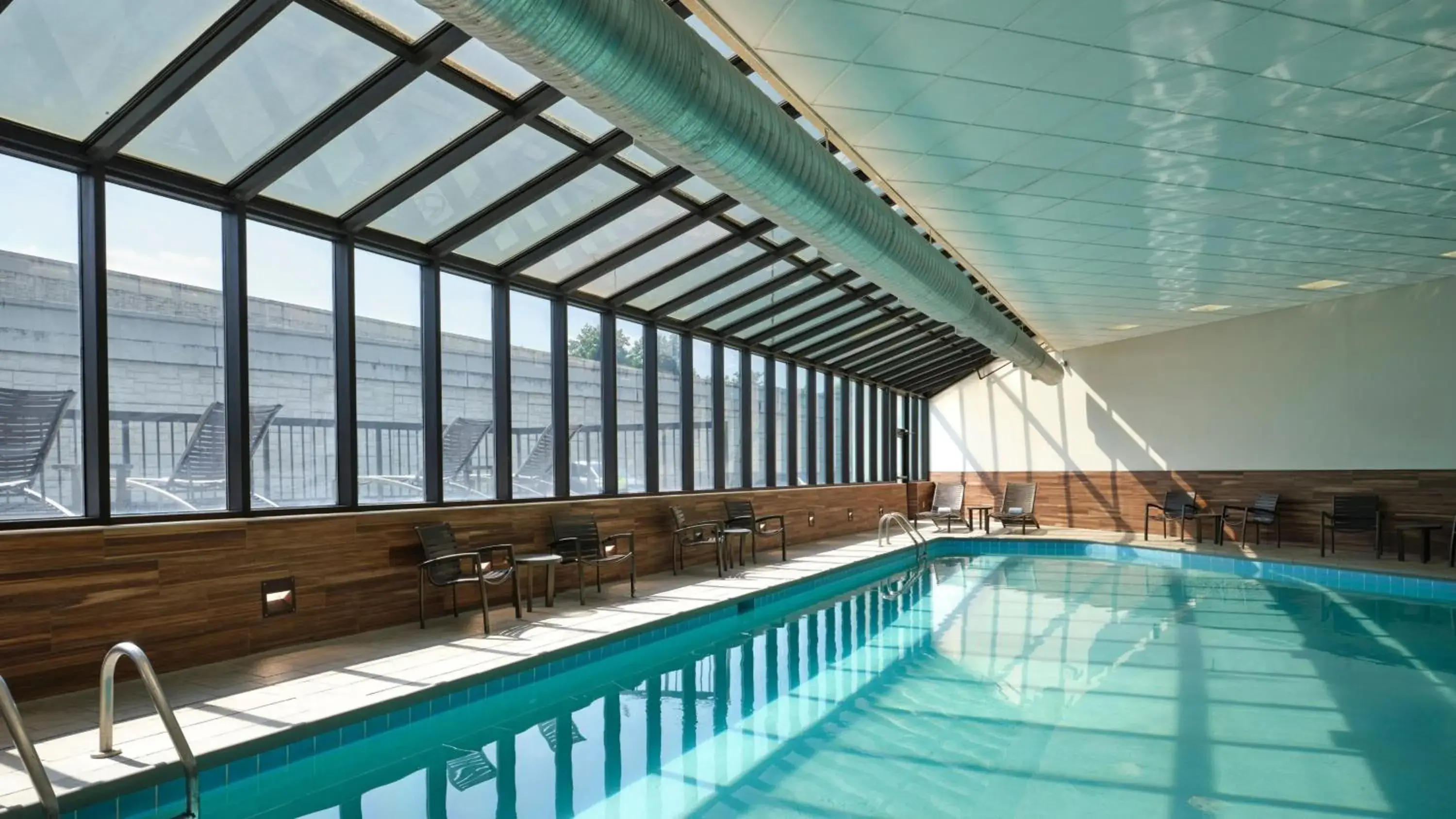 Swimming pool in Hilton Nashville Airport Swimming pool in Hilton Nashville Airport