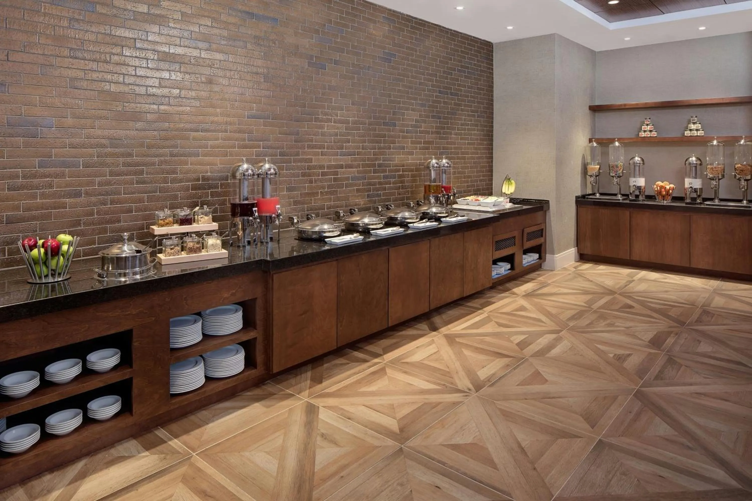 Restaurant/places to eat in Hilton Nashville Airport