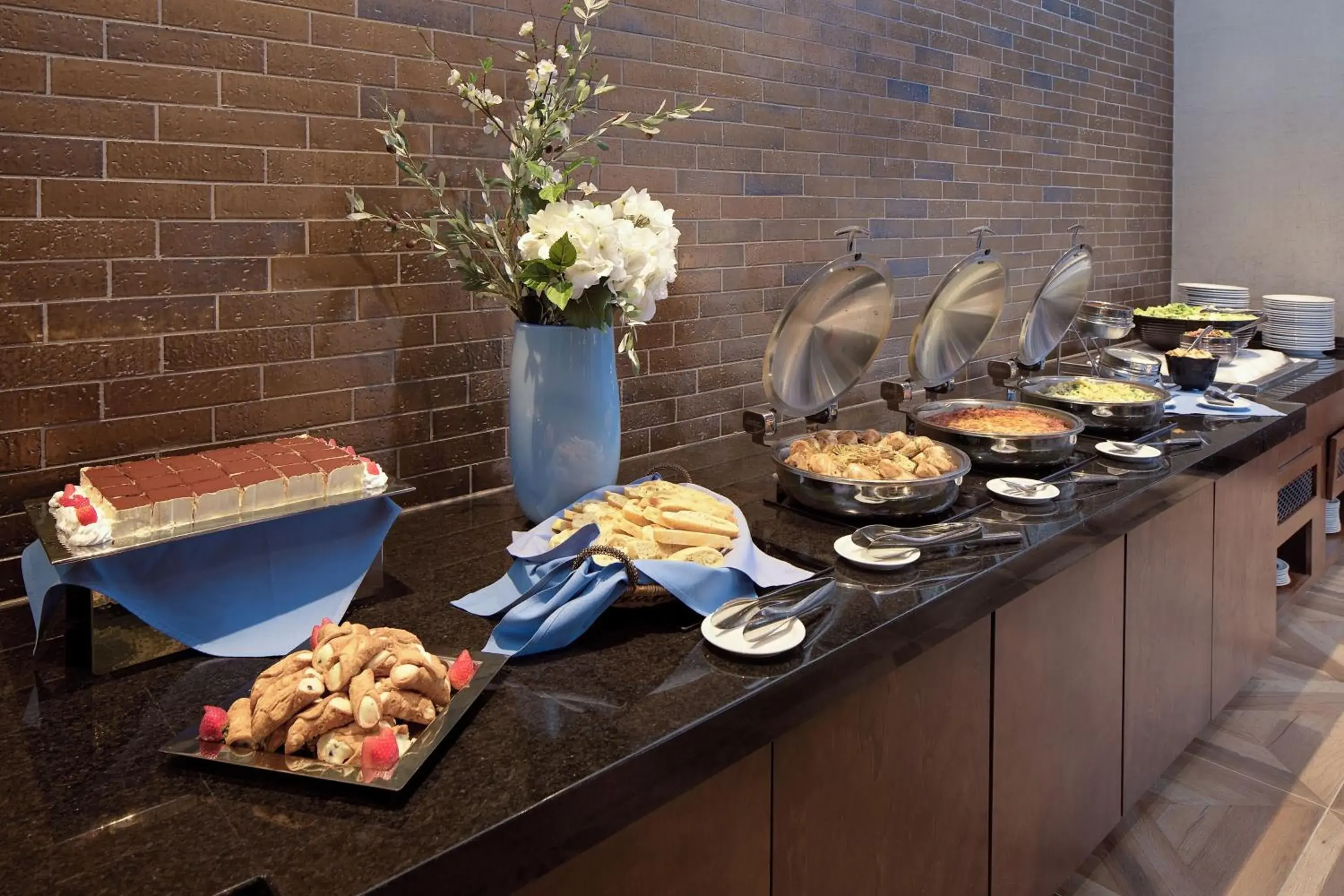 Restaurant/places to eat in Hilton Nashville Airport Restaurant/places to eat in Hilton Nashville Airport