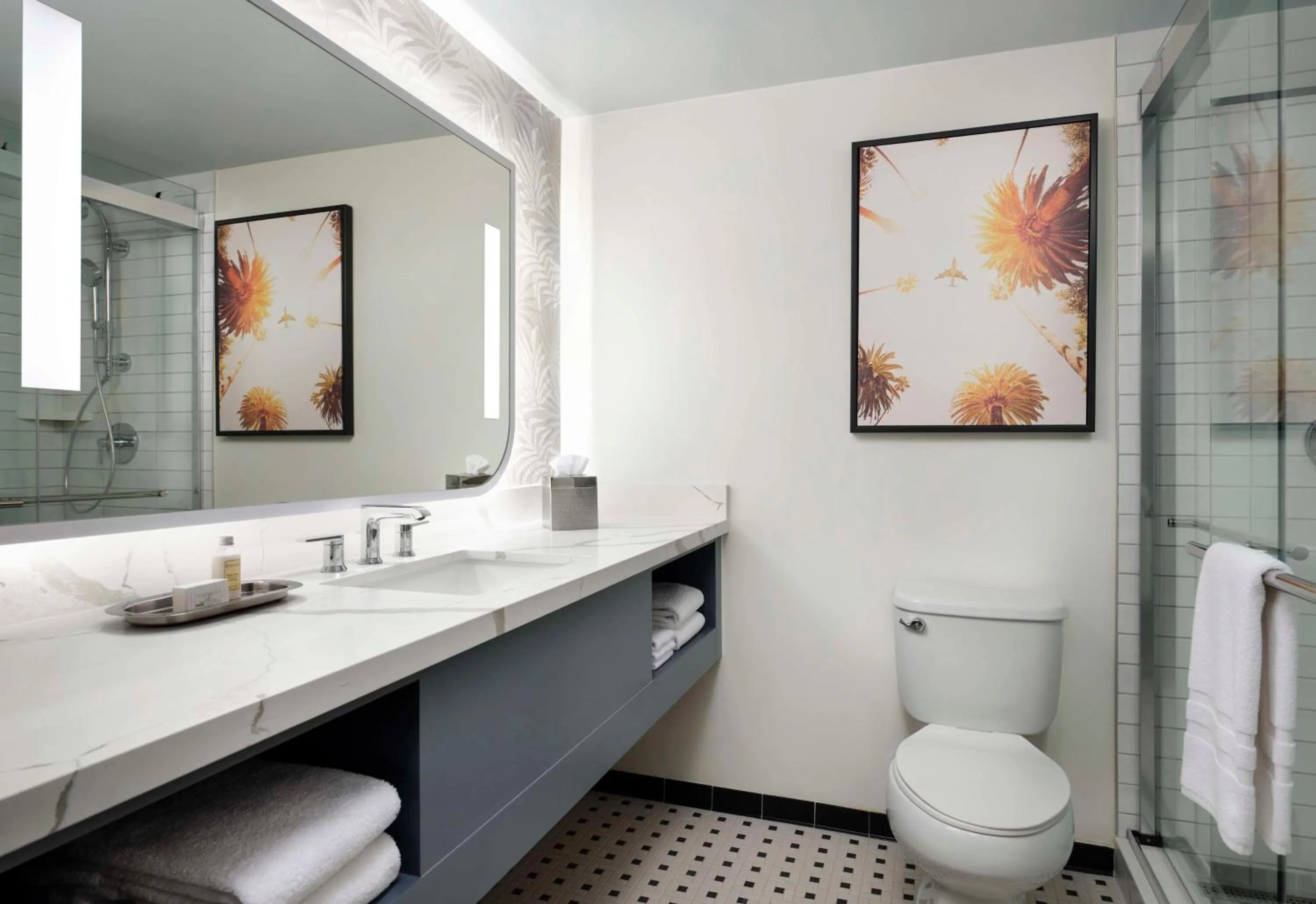 Bathroom in Sonesta Los Angeles Airport LAX