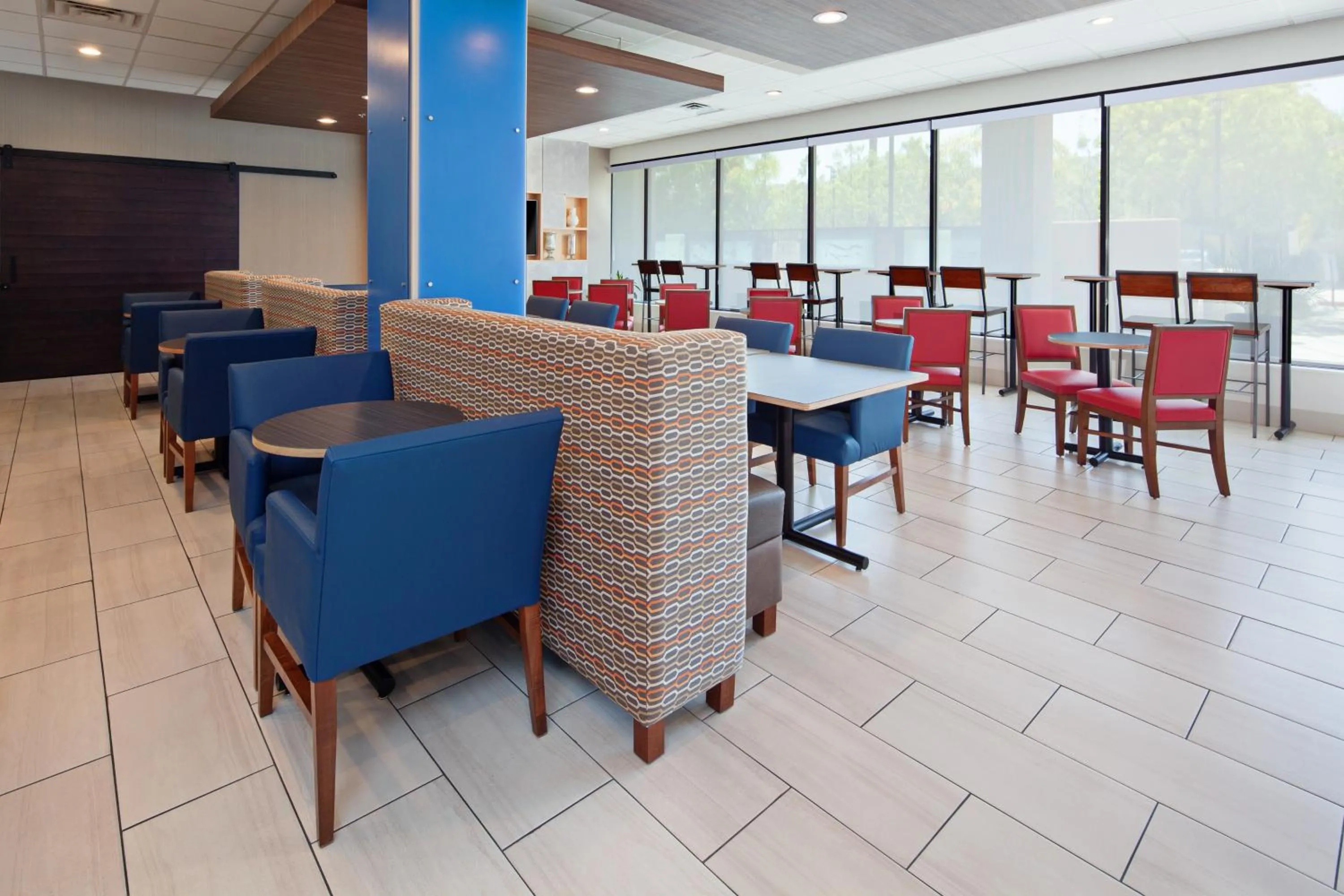 Restaurant/places to eat in Holiday Inn Express Los Angeles LAX Airport by IHG