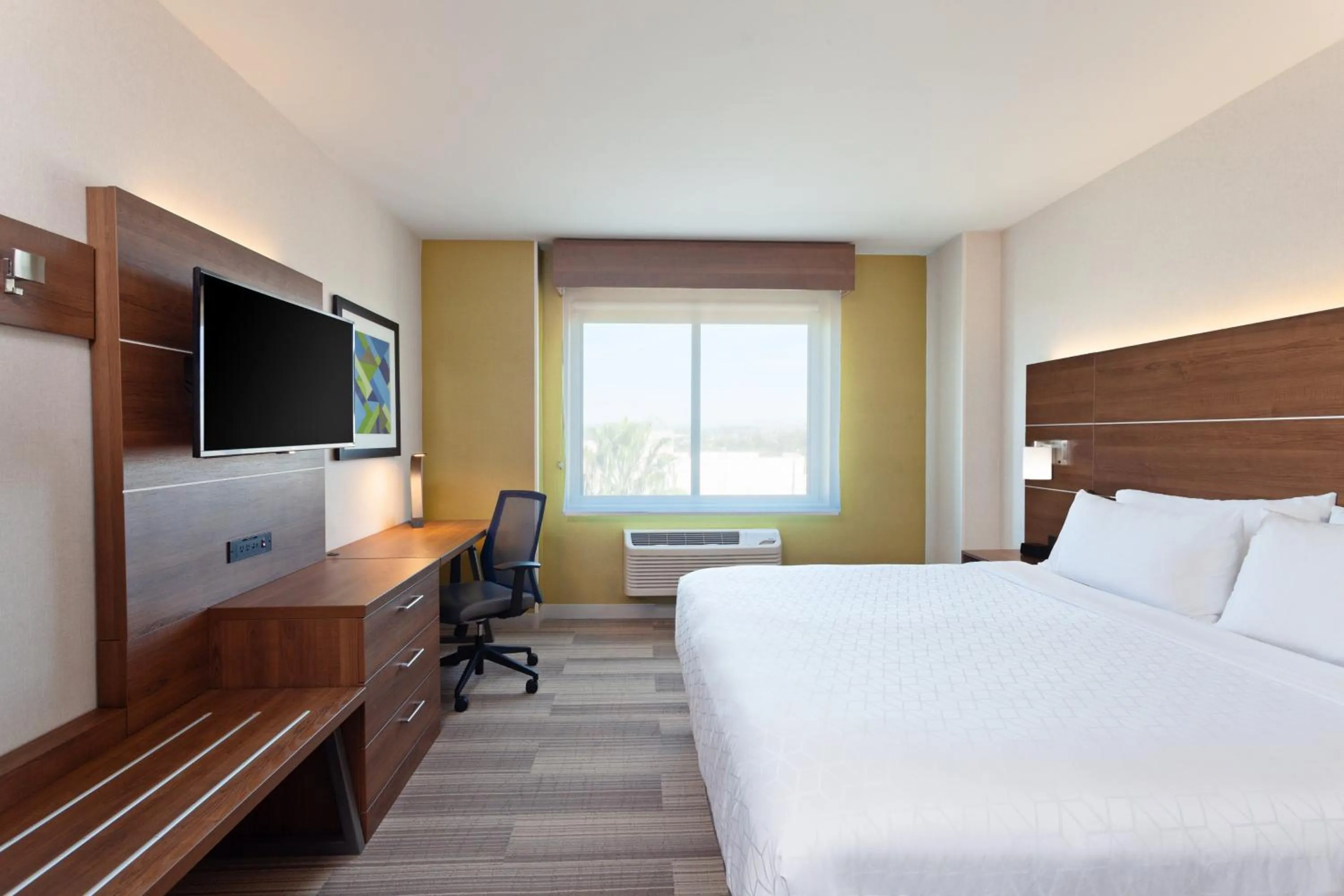 Photo of the whole room, Bed in Holiday Inn Express Los Angeles LAX Airport by IHG