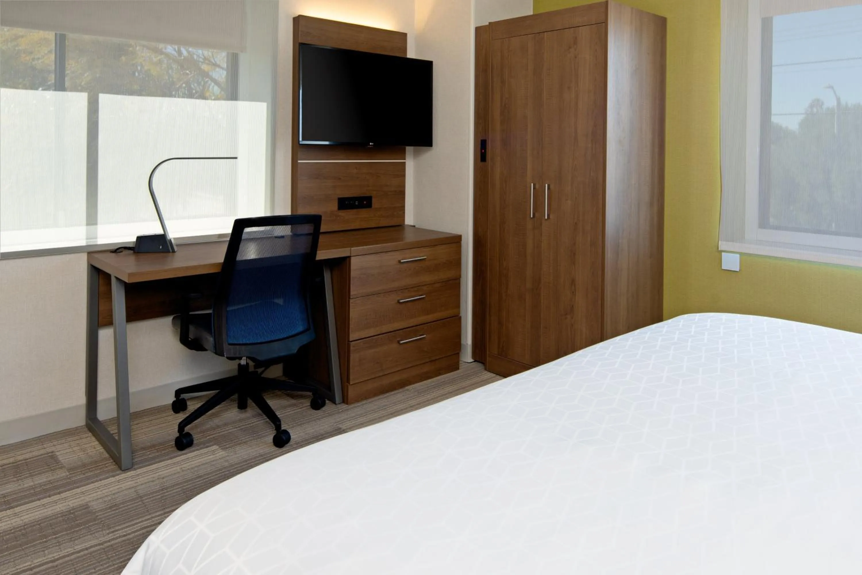 Photo of the whole room, Bed in Holiday Inn Express Los Angeles LAX Airport by IHG