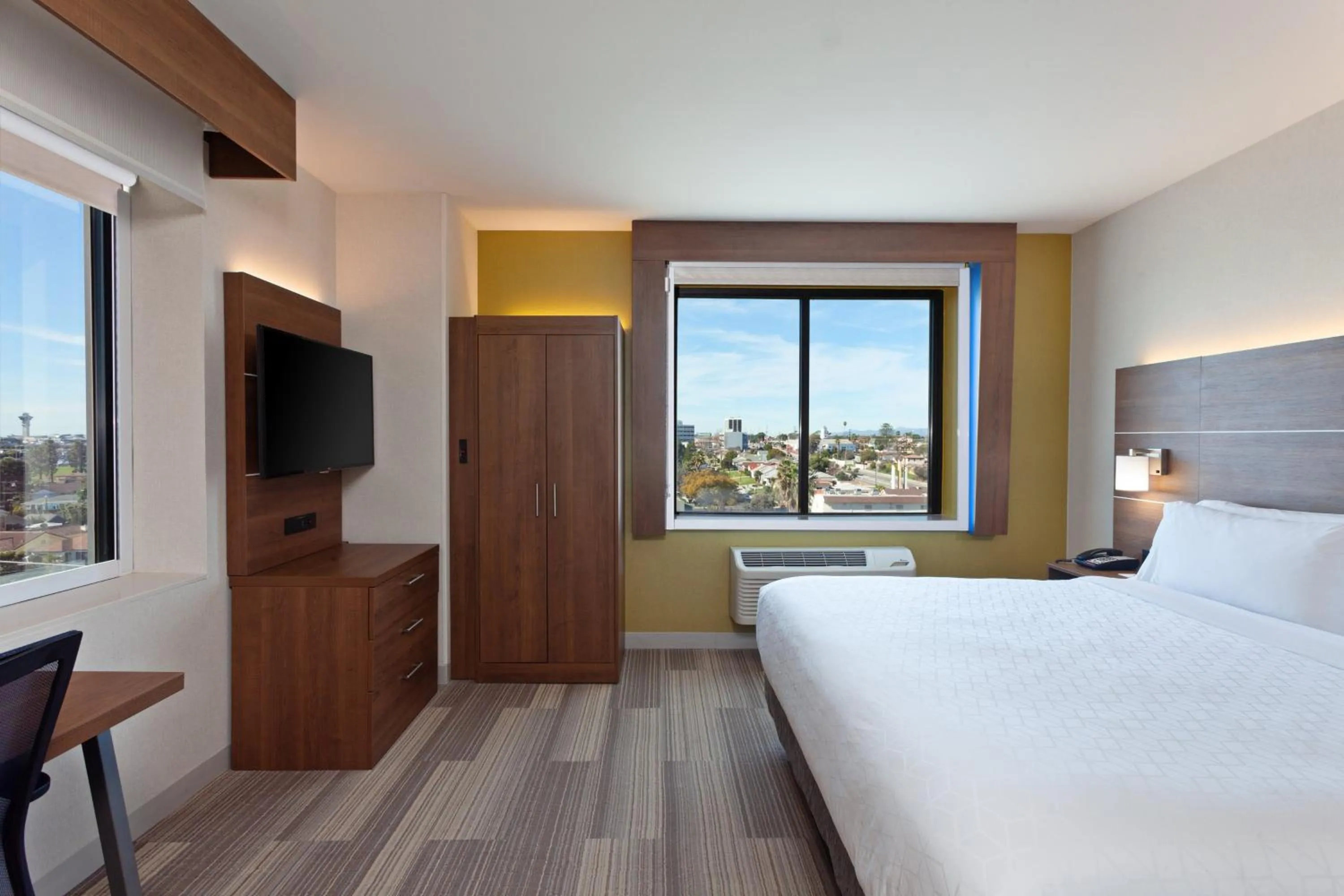 Photo of the whole room, Bed in Holiday Inn Express Los Angeles LAX Airport by IHG