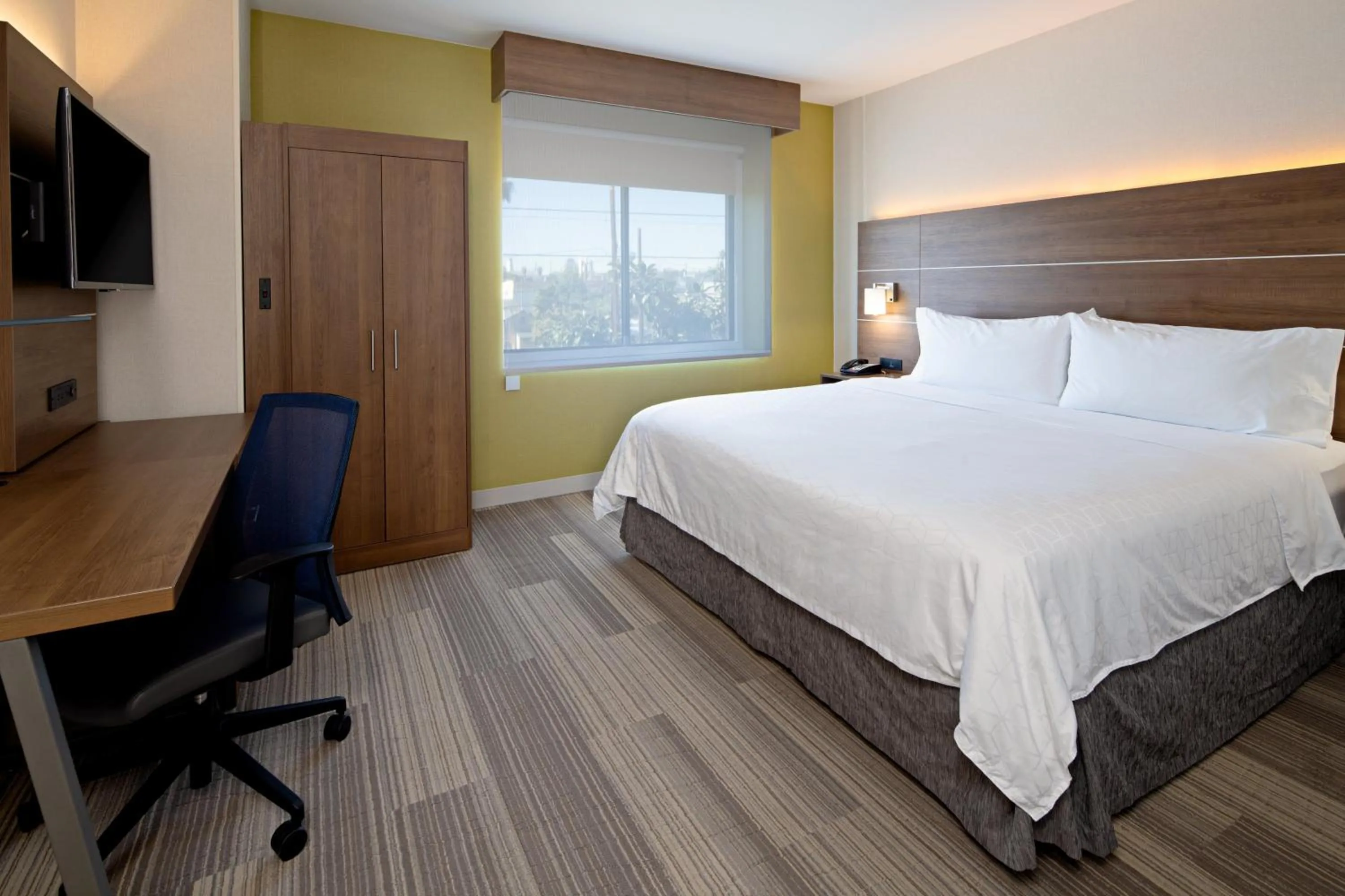 Photo of the whole room, Bed in Holiday Inn Express Los Angeles LAX Airport by IHG