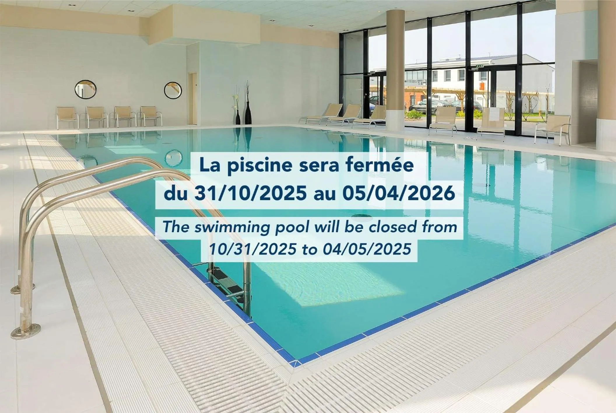 Swimming pool in Residhome Carrières La Défense