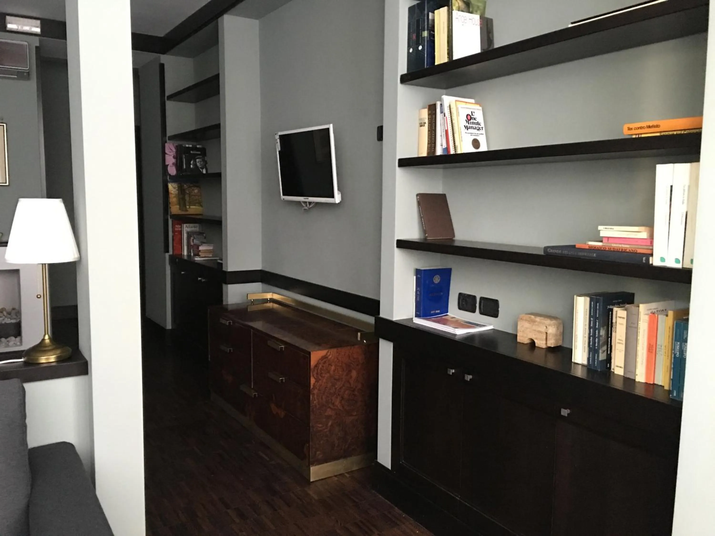 Living room in Two Sisters Suites